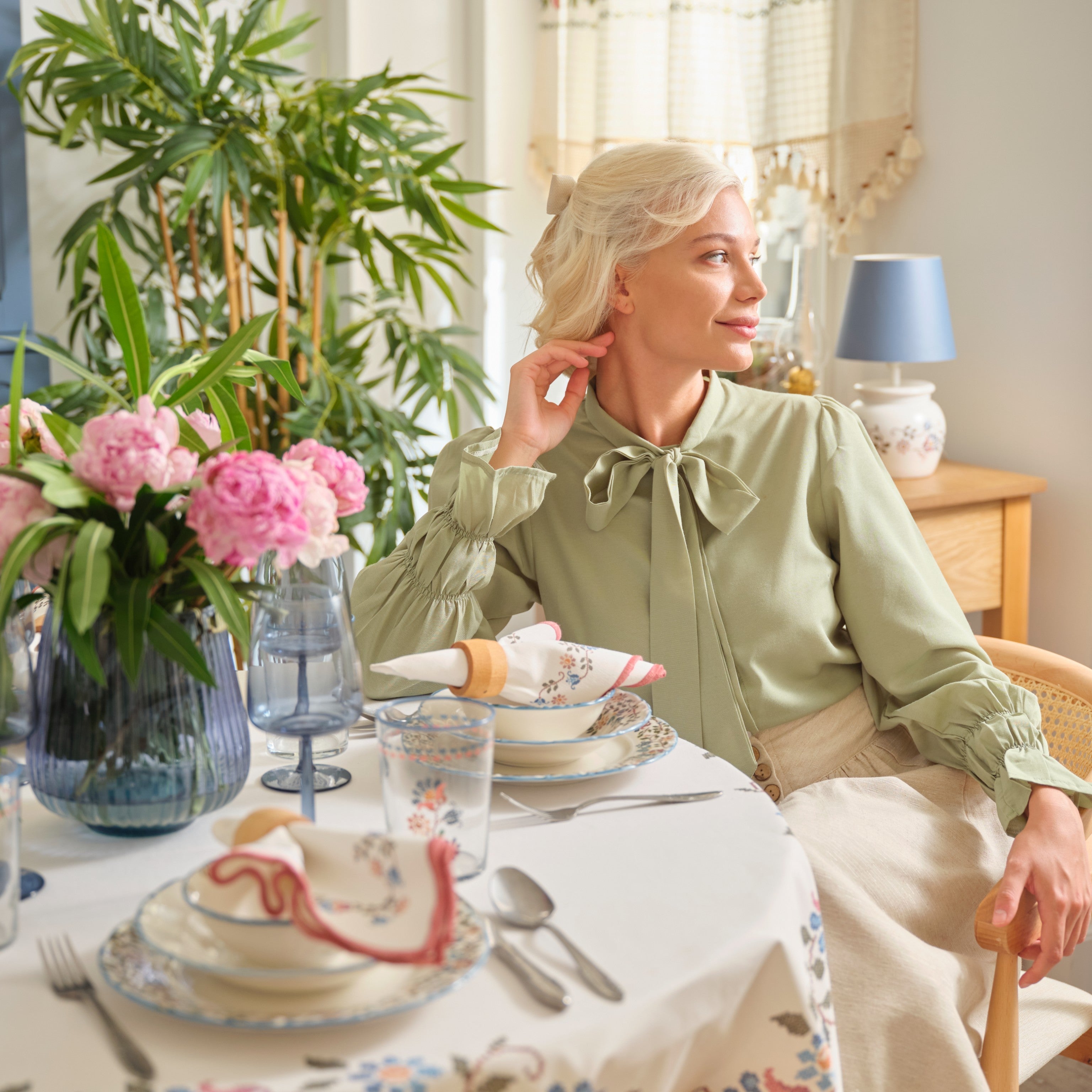 Vintage 24 Piece Porcelain Dinnerware Set