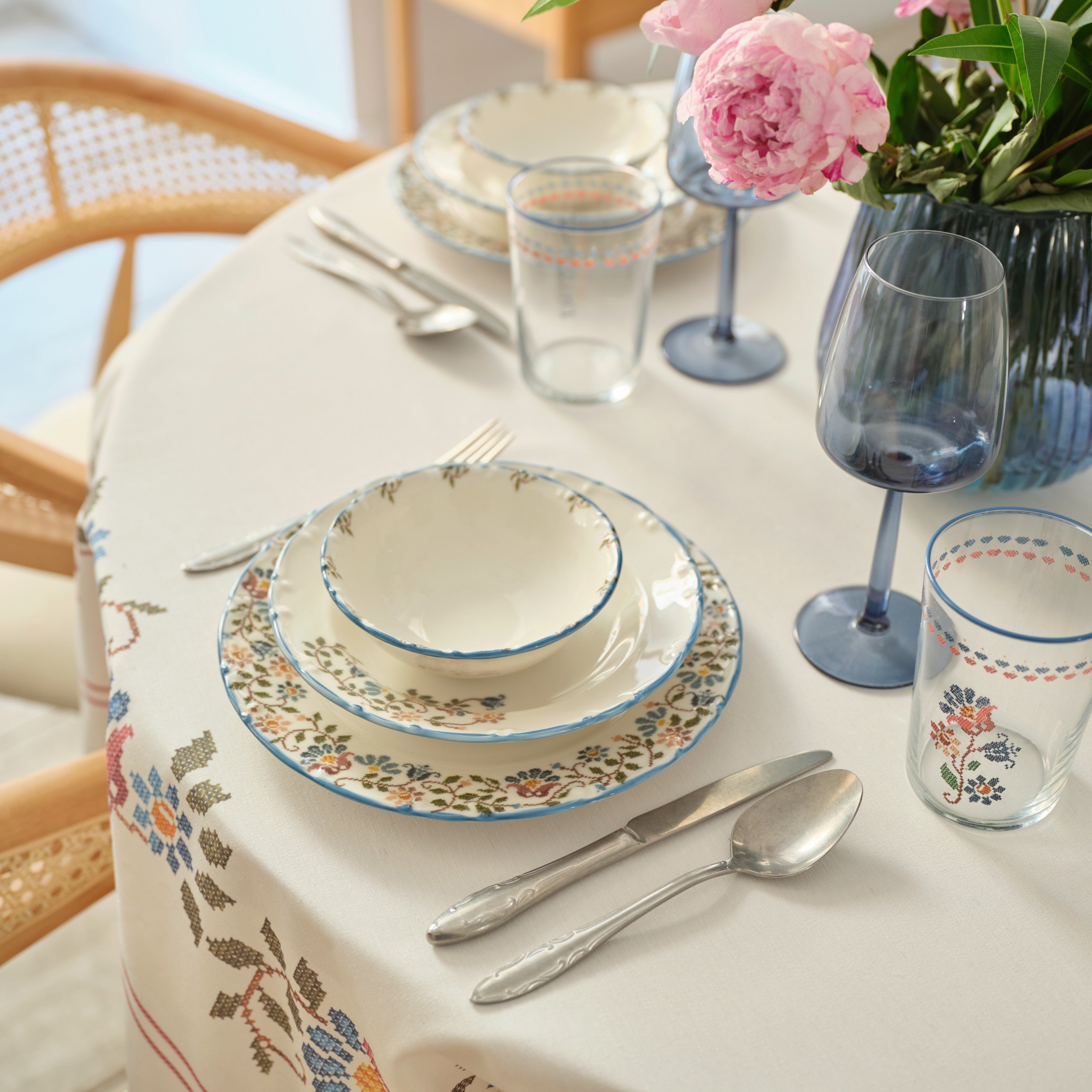 Vintage 24 Piece Porcelain Dinnerware Set