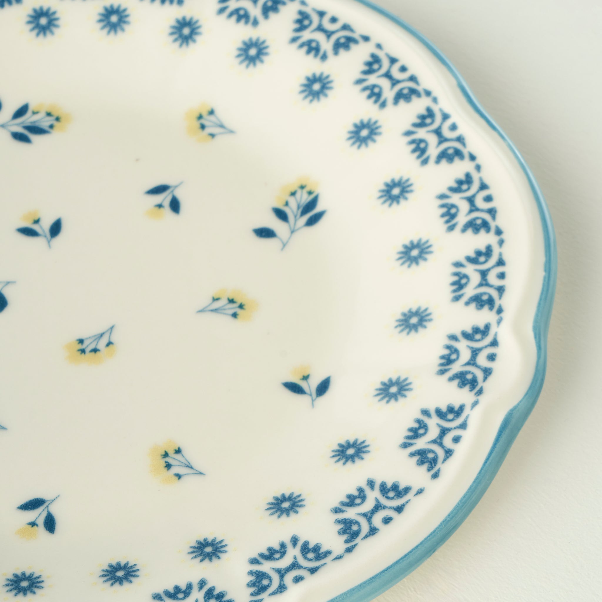 Mabel 24 Piece Porcelain Dinnerware Set