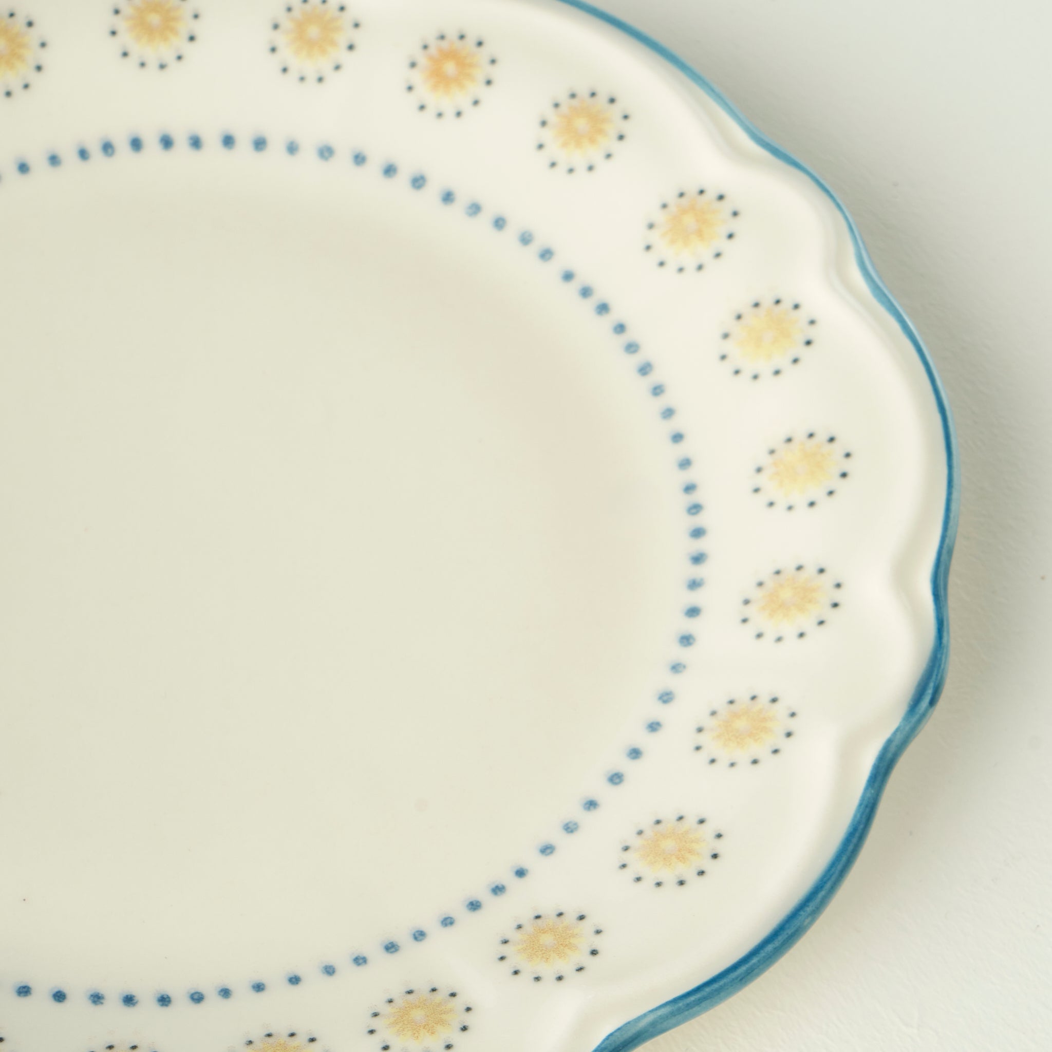 Mabel 24 Piece Porcelain Dinnerware Set
