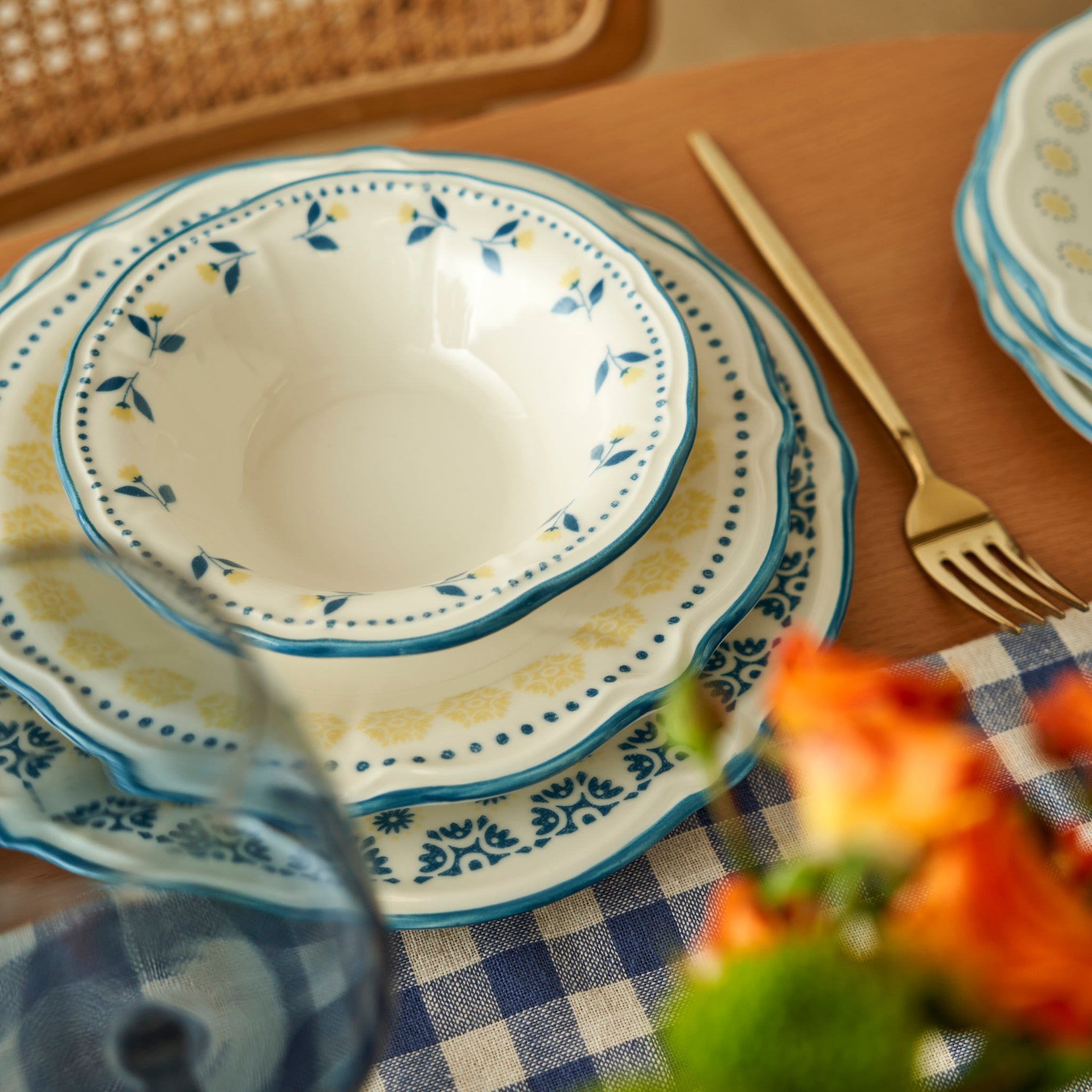 Mabel 24 Piece Porcelain Dinnerware Set