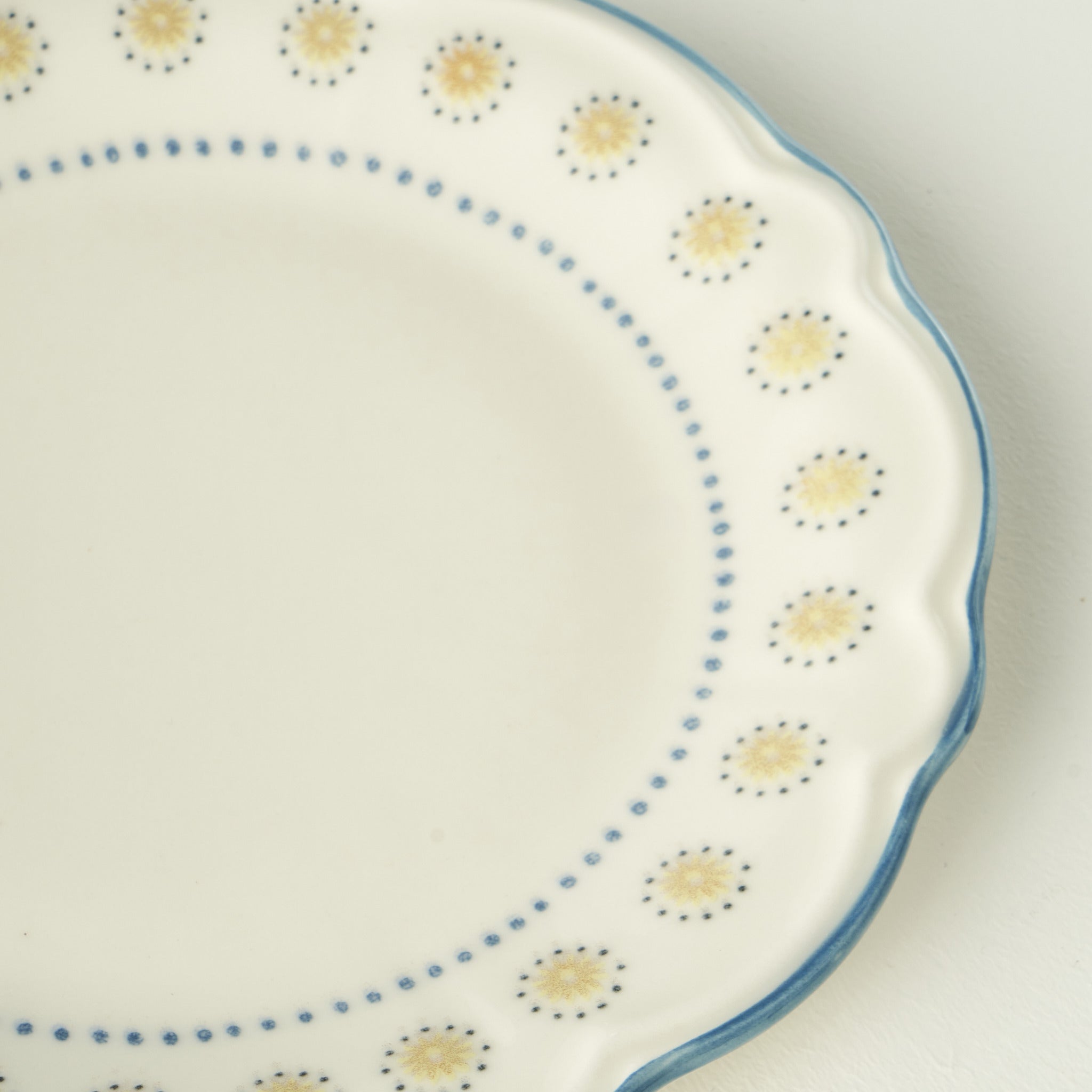 Mabel 24 Piece Porcelain Dinnerware Set