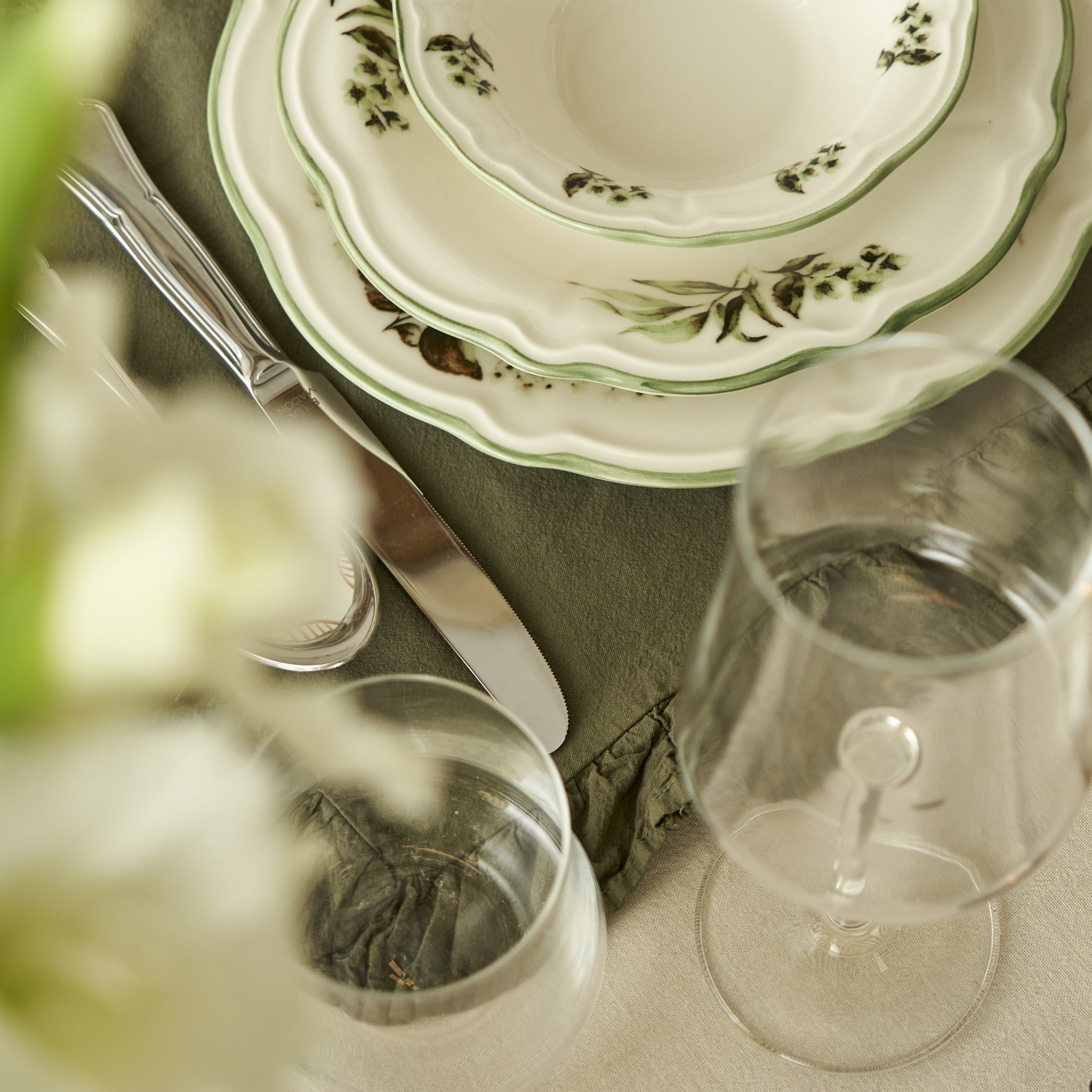 Julia 24 Piece Porcelain Dinnerware Set