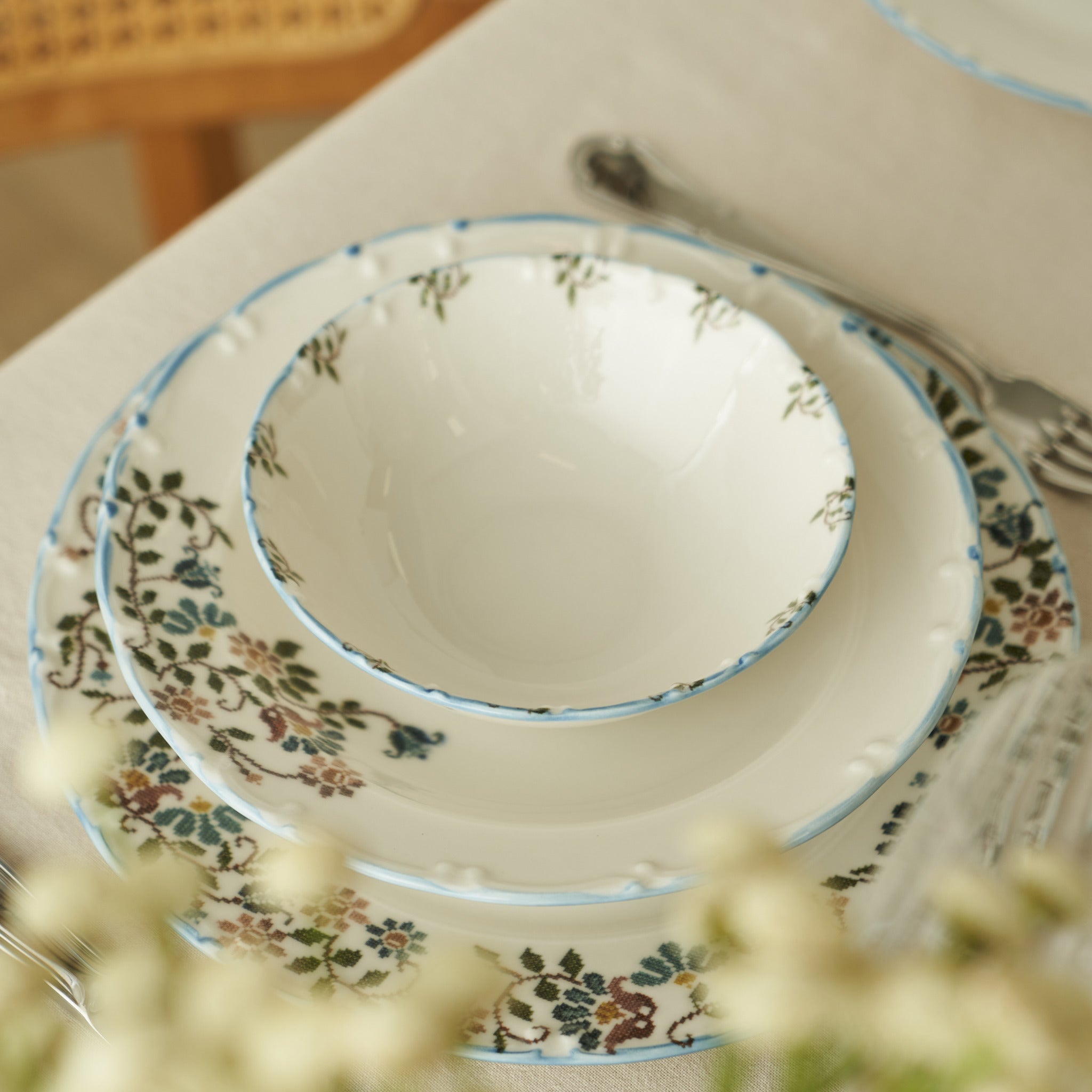 Vintage 24 Piece Porcelain Dinnerware Set