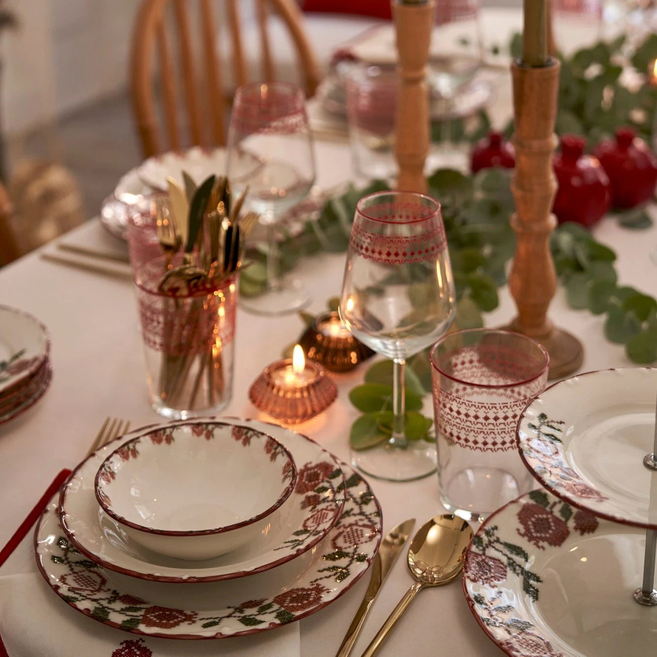 Jolly Porcelain Dinnerware Set (18 Piece)