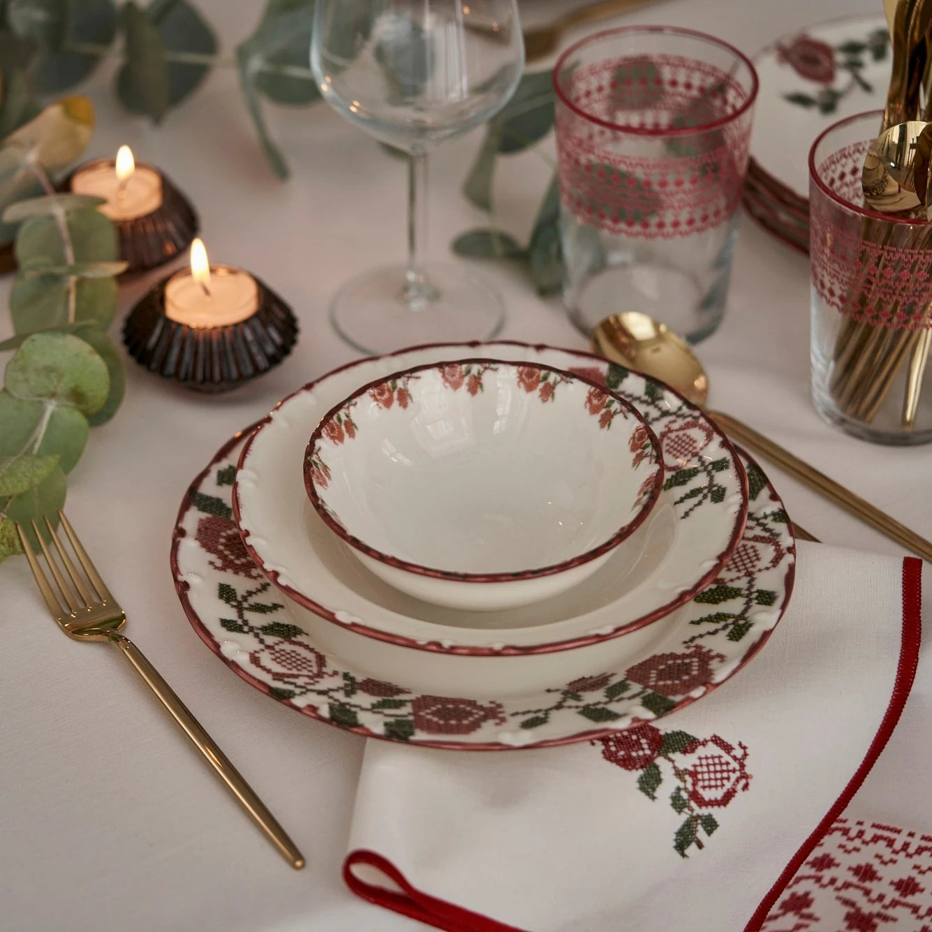 Jolly Porcelain Dinnerware Set (18 Piece)