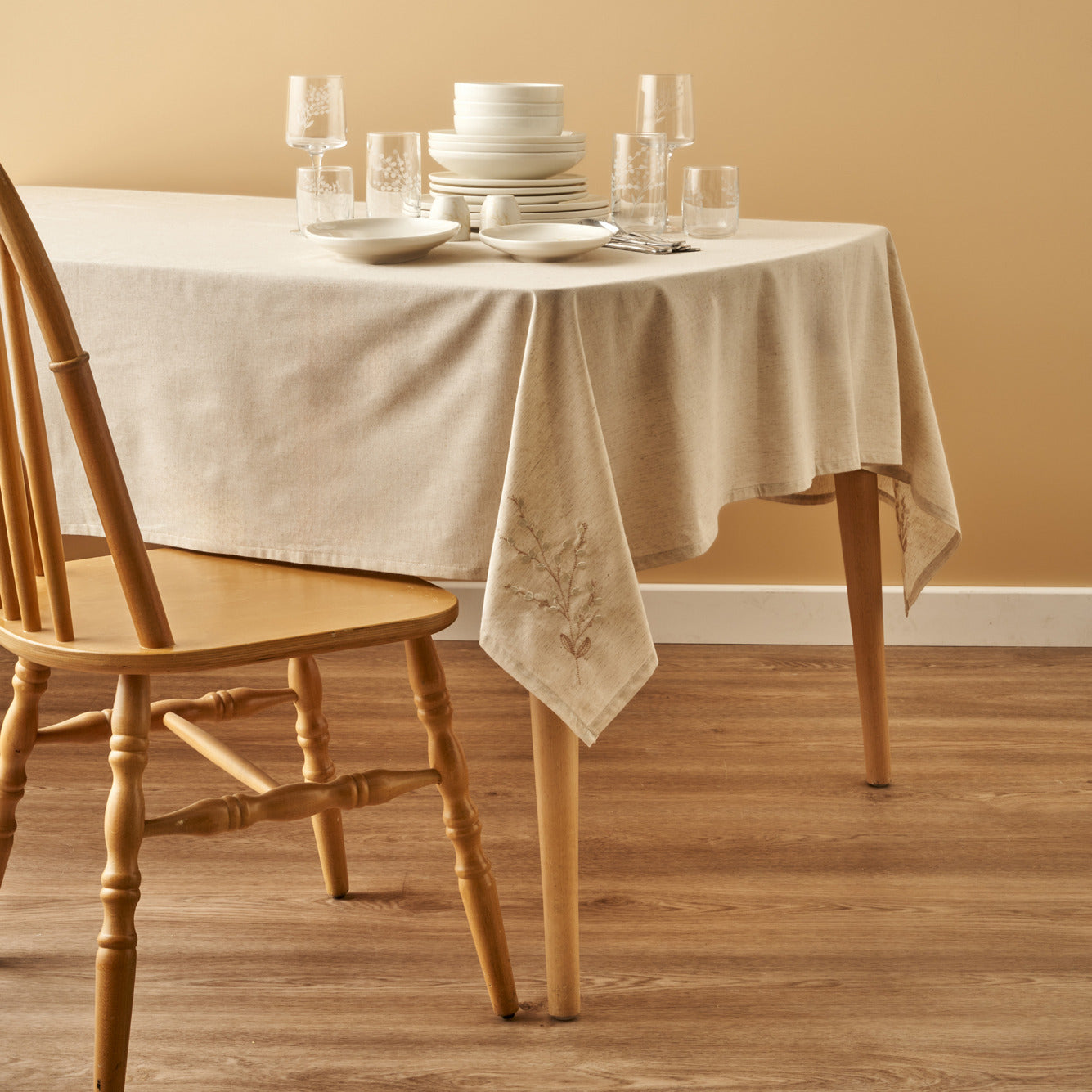 Exclusive Linen 14-Piece Tablecloth Set
