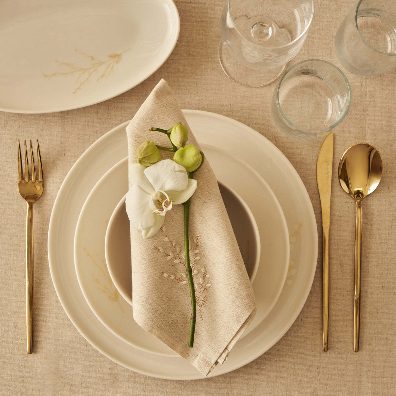 Exclusive Linen 14-Piece Tablecloth Set
