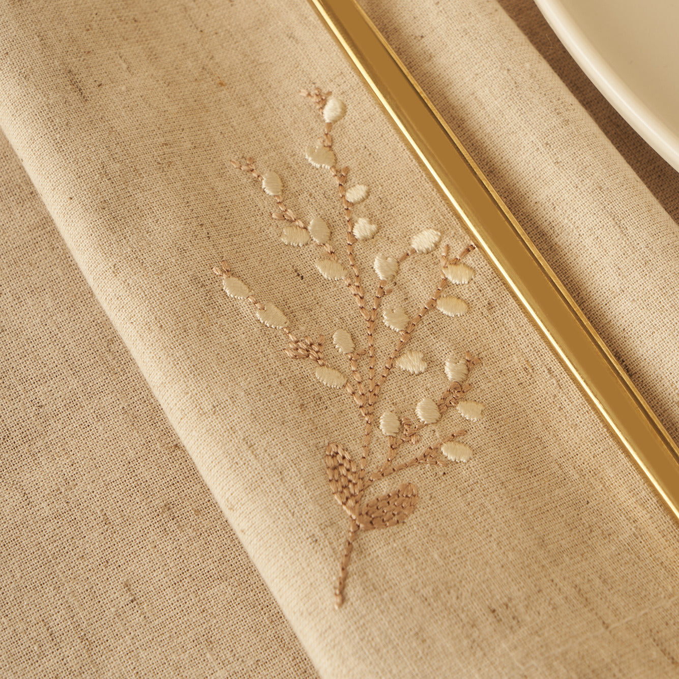 Exclusive Linen 14-Piece Tablecloth Set