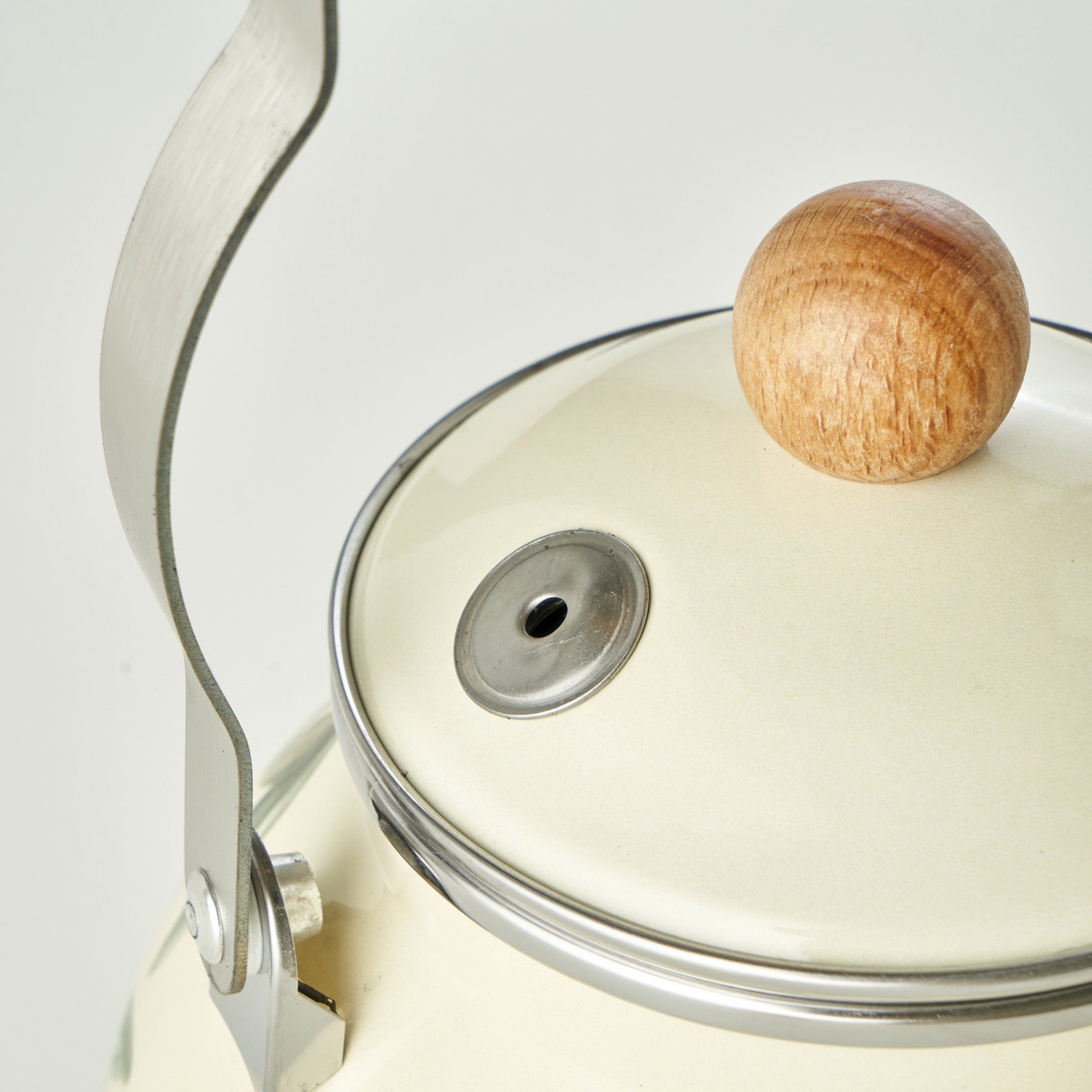 Olive Enamel Teapot with Wooden Handle