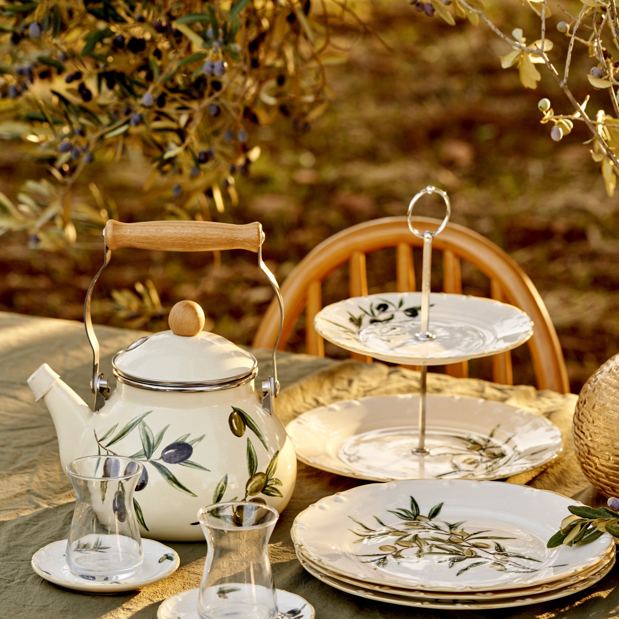 Olive Enamel Teapot with Wooden Handle