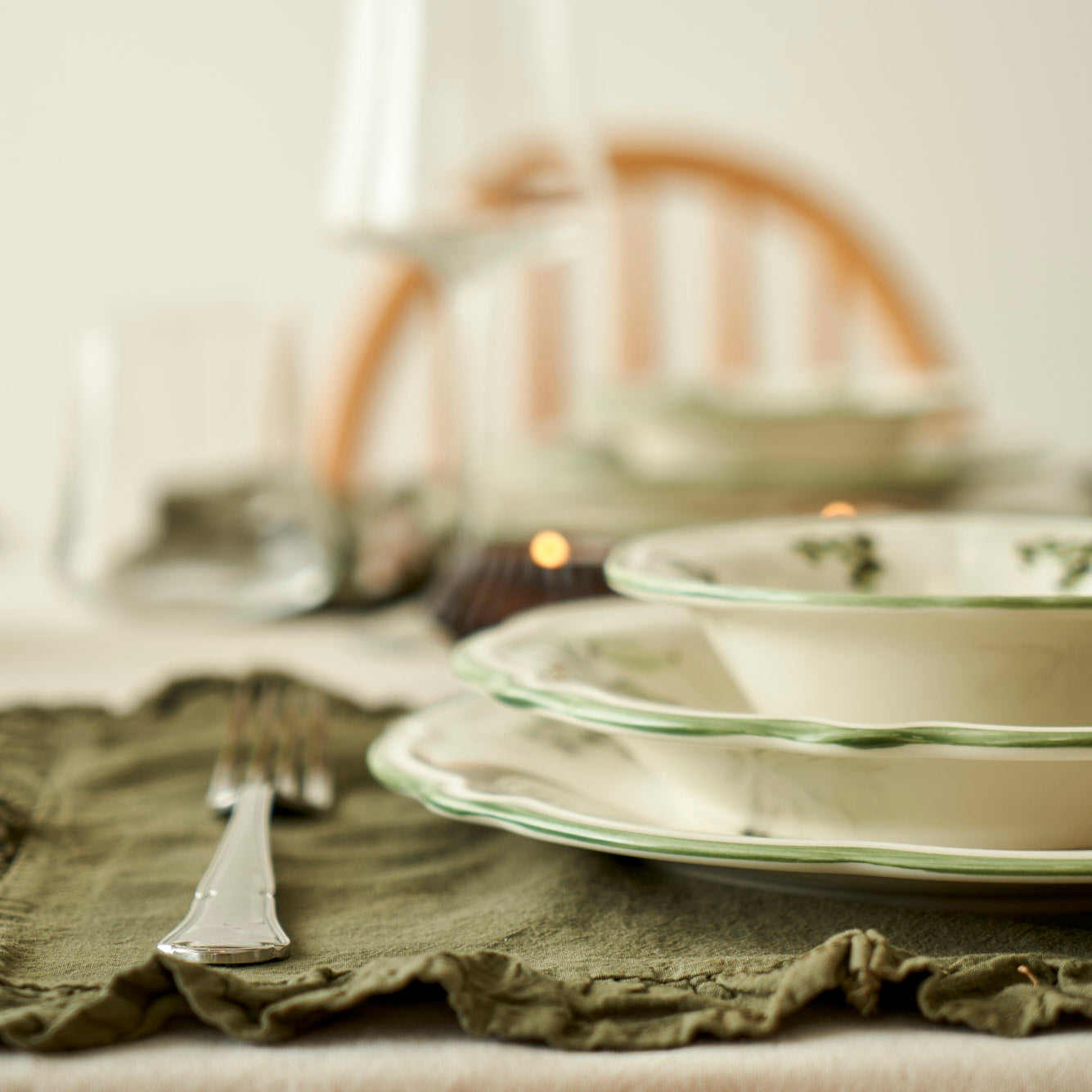 Julia 24 Piece Porcelain Dinnerware Set