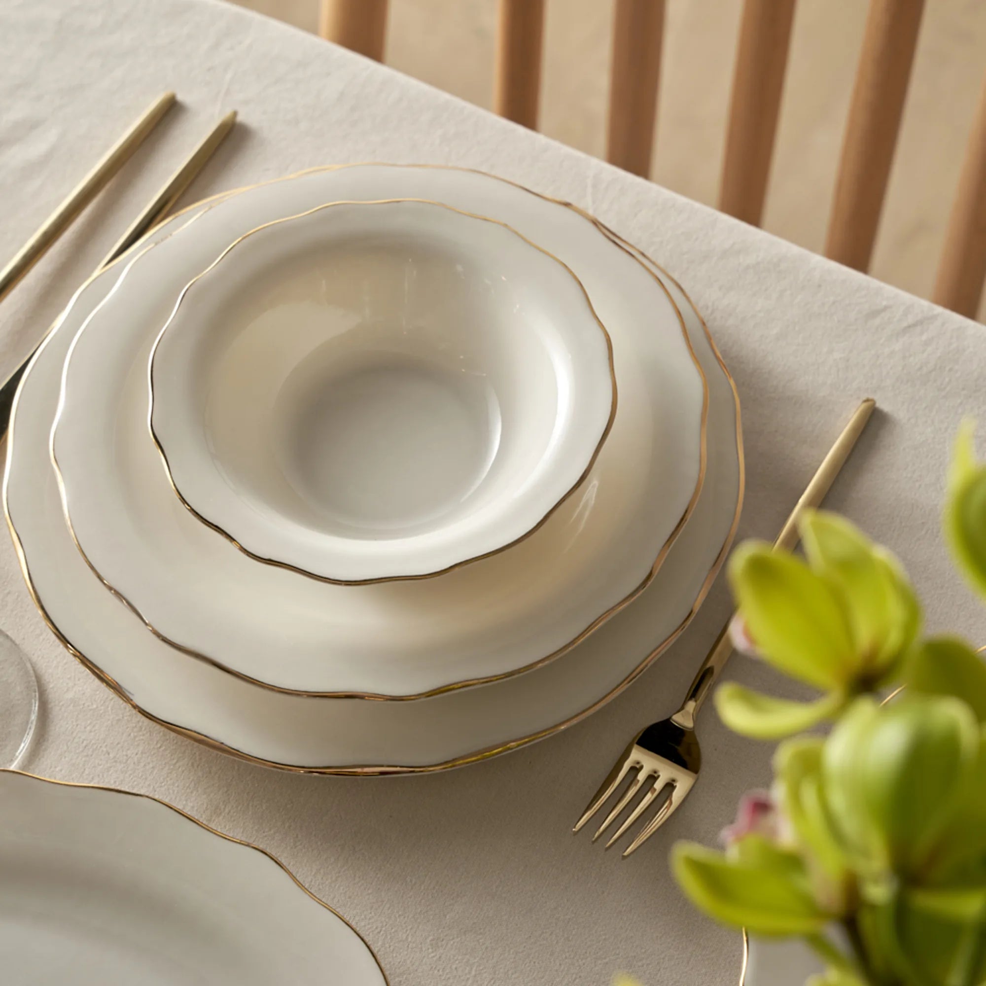 Victoria Porcelain 24 Piece Dinnerware Set Gold