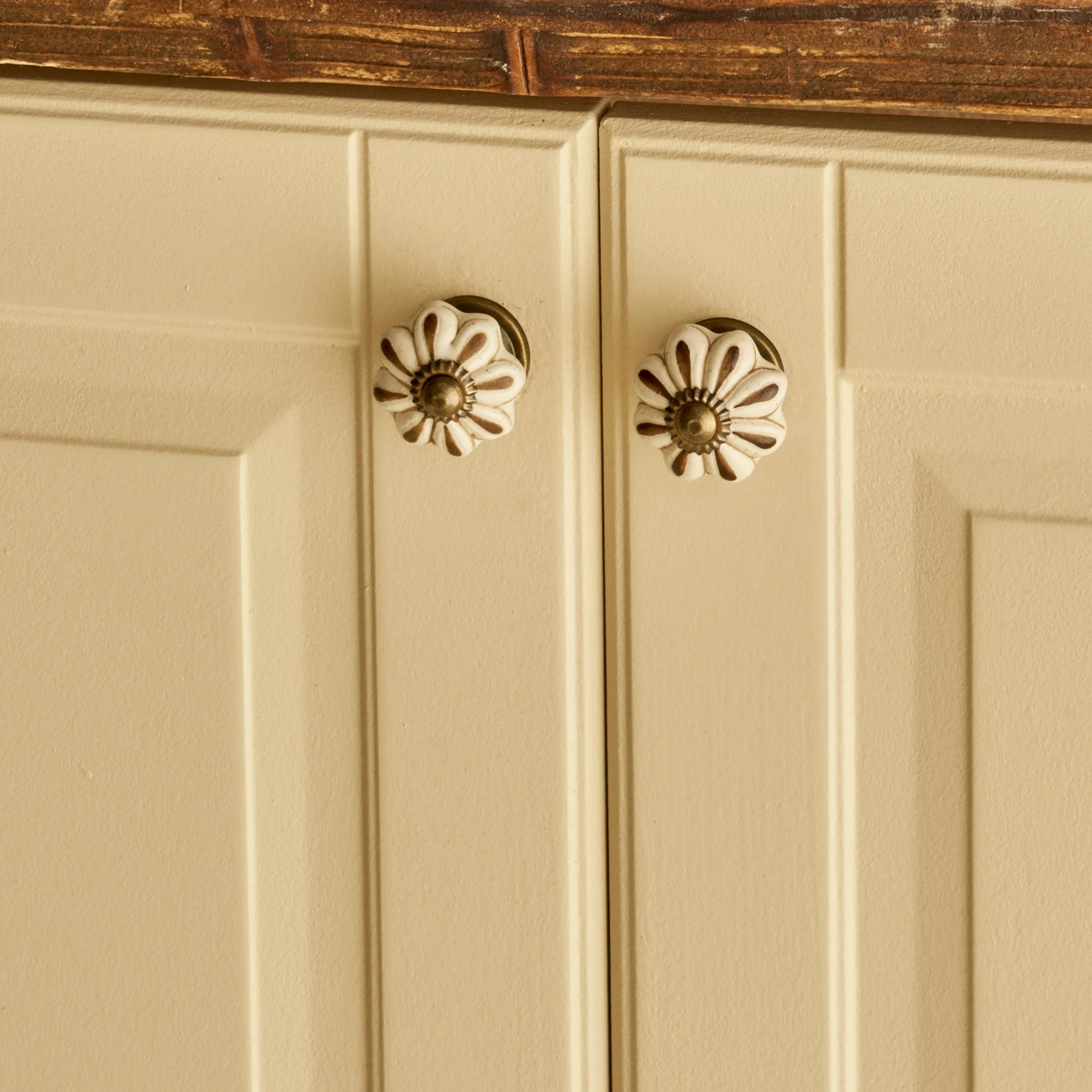 Aeris Ceramic Cabinet Knob (Set of 2) detail view