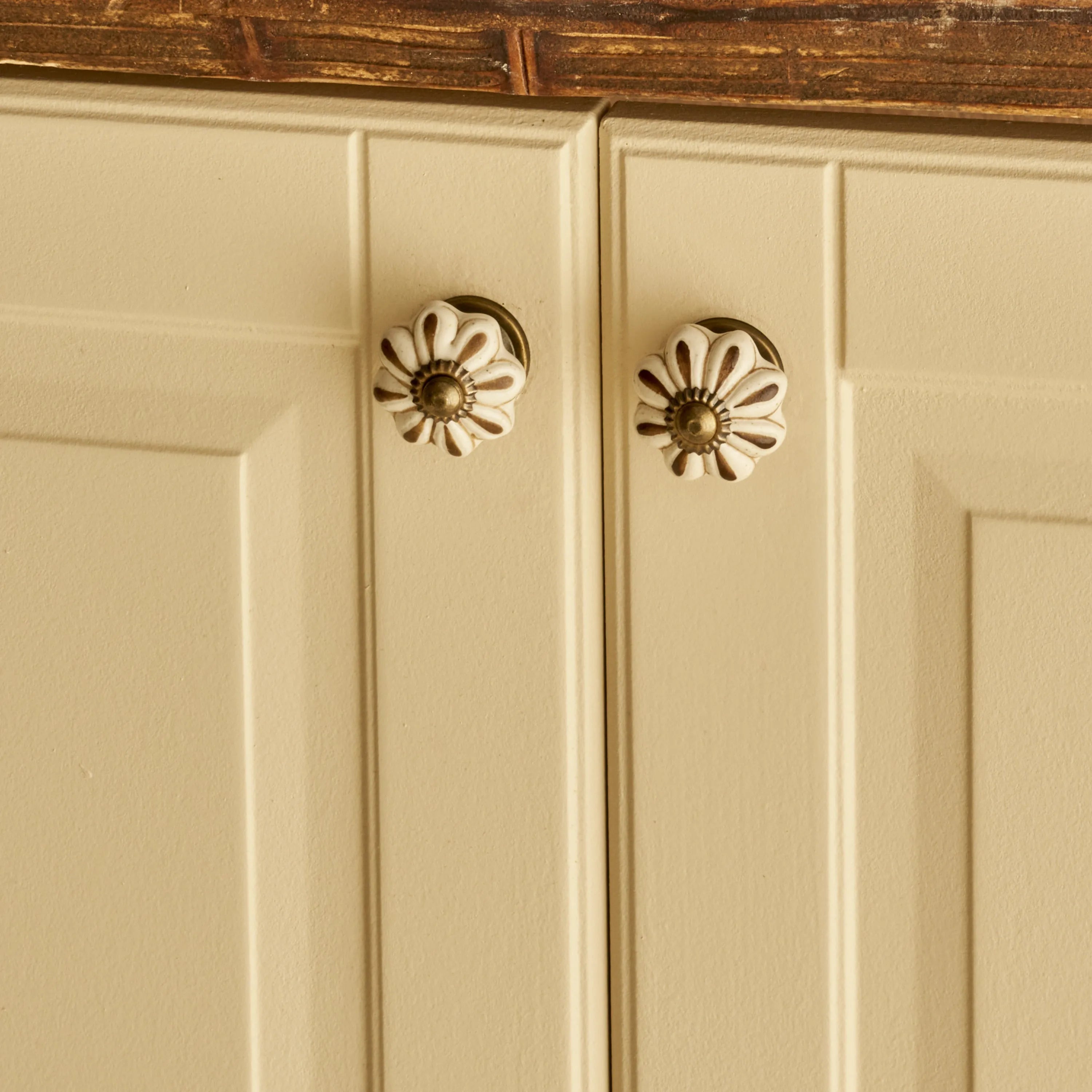 Aeris Ceramic Cabinet Knob (Set of 2) detail view