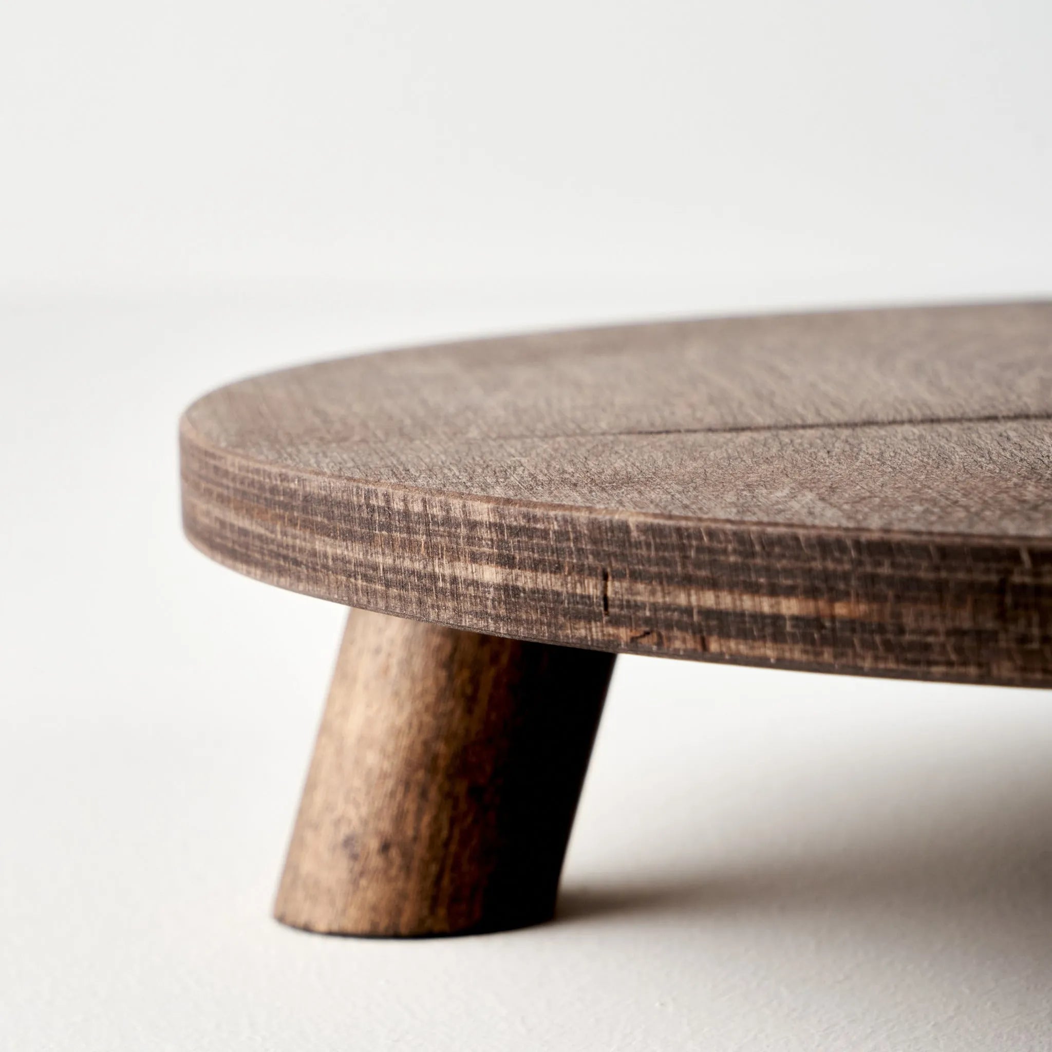 Aris Round Wooden Cake Stand detail view