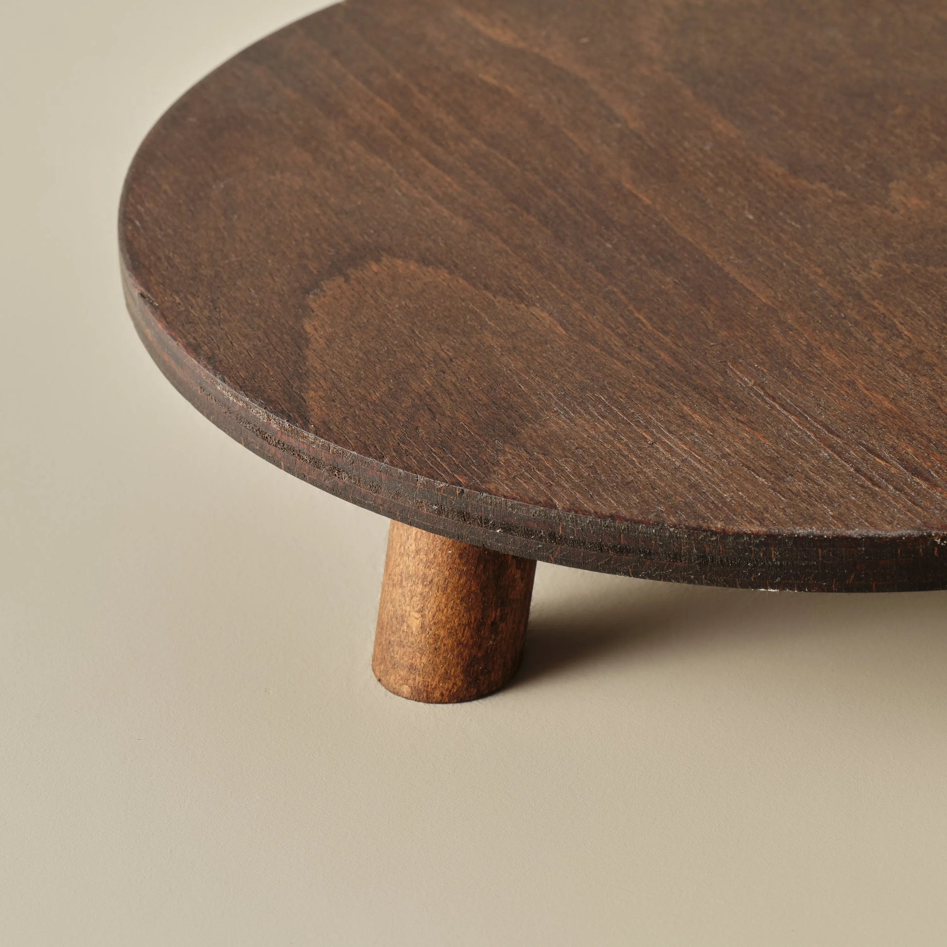 Aris Round Wooden Cake Stand design detail