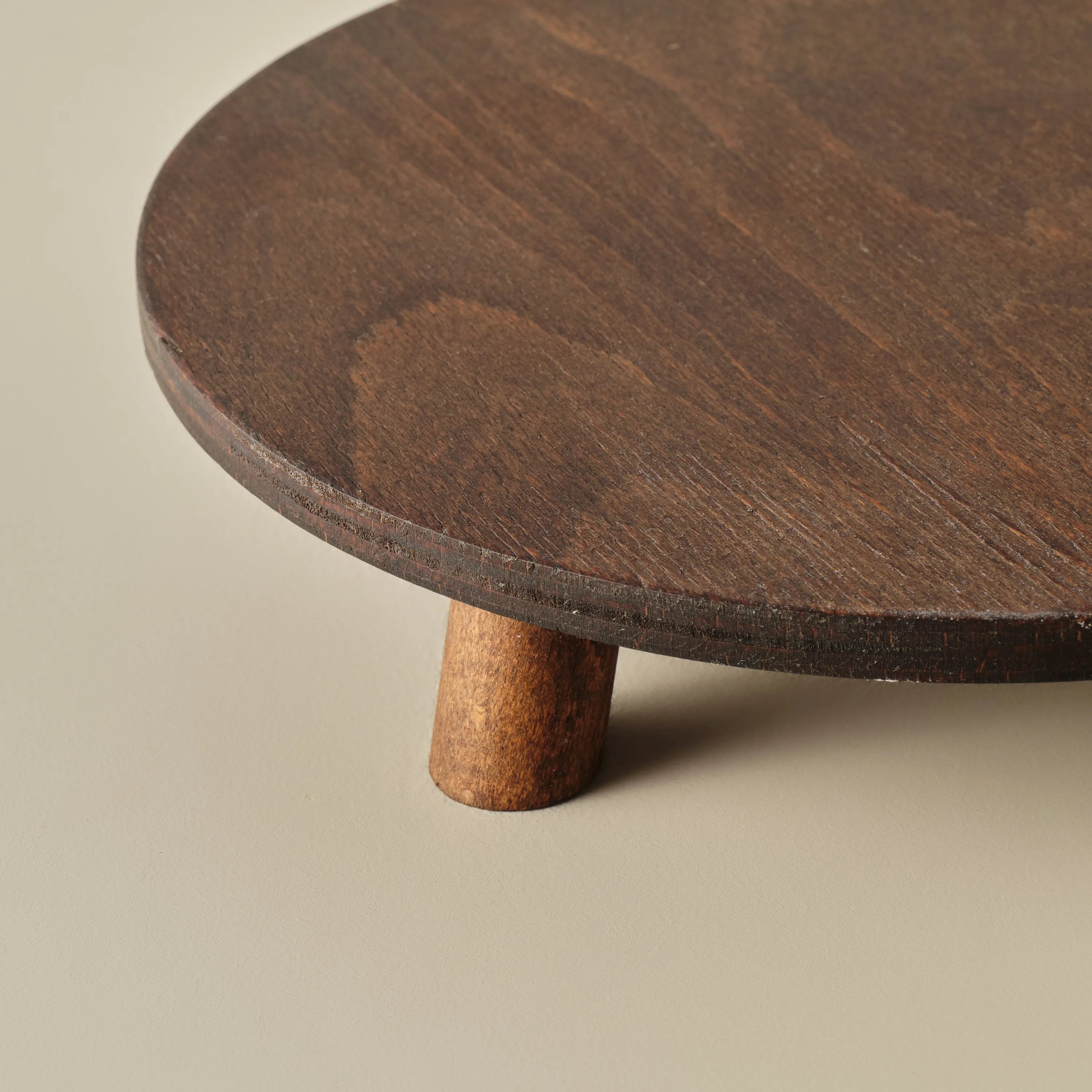 Aris Round Wooden Cake Stand design detail