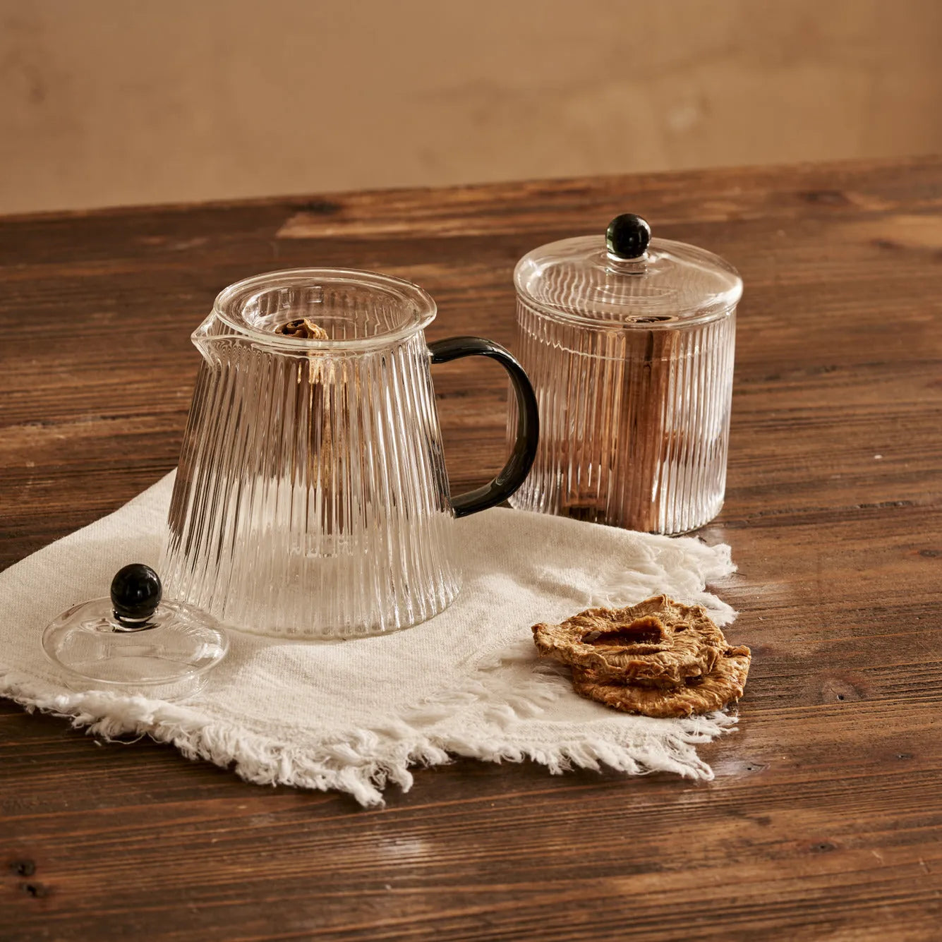 Blaze Ribbed Clear Glass Teapot texture detail