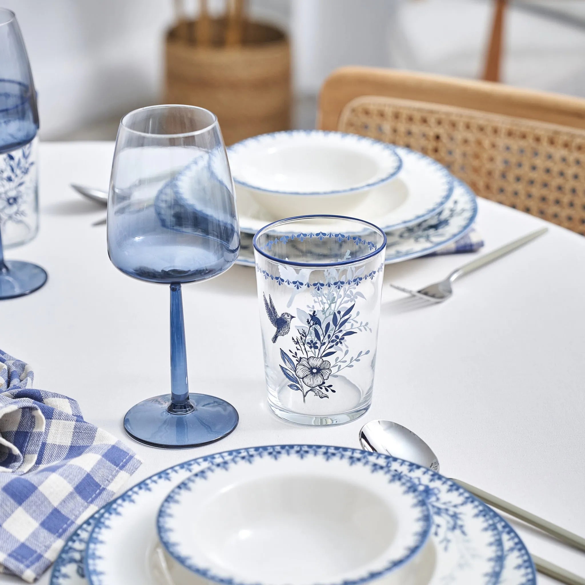 Bleu Blanc 24 Piece Porcelain Dinnerware Set design detail