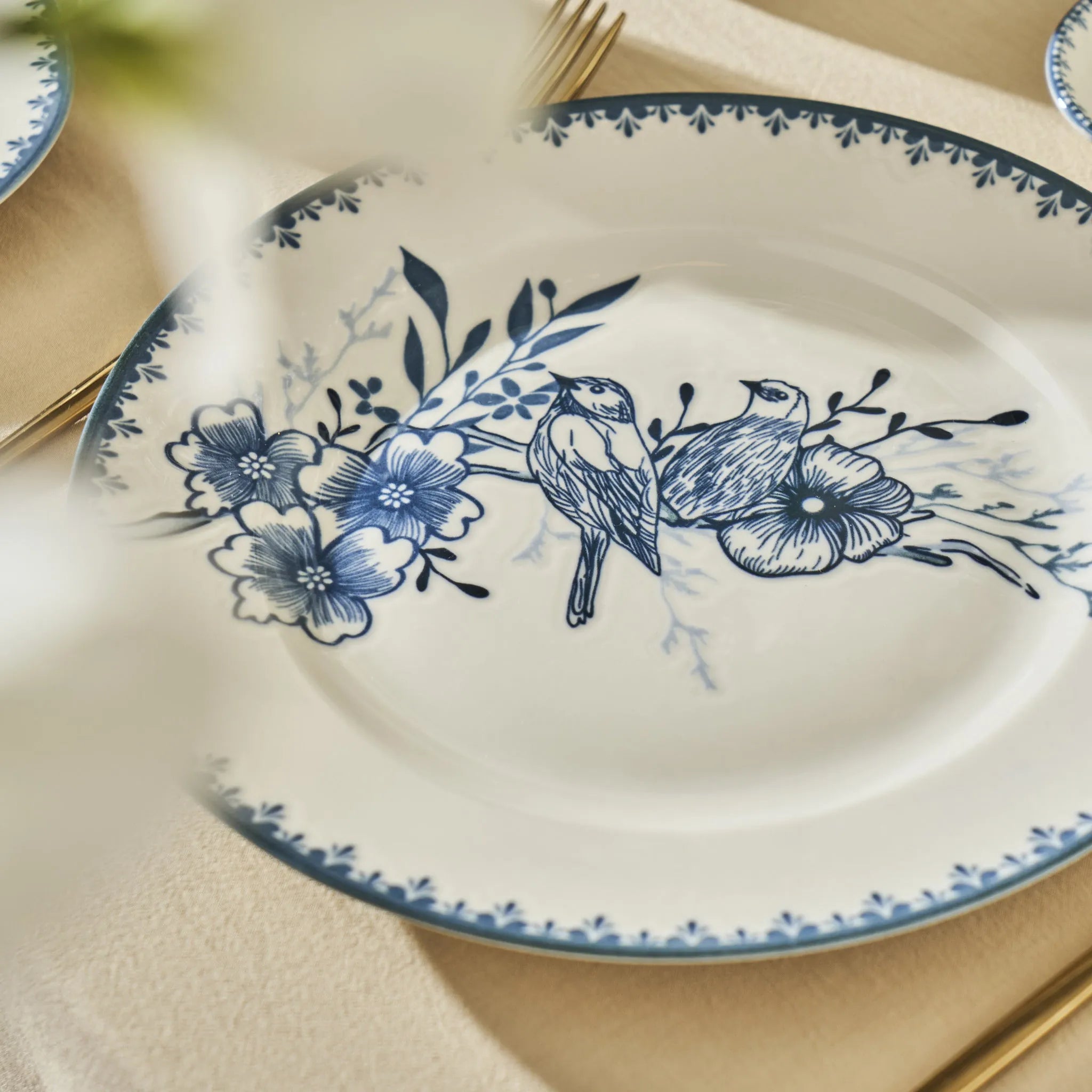 Bleu Blanc 24 Piece Porcelain Dinnerware Set close up view
