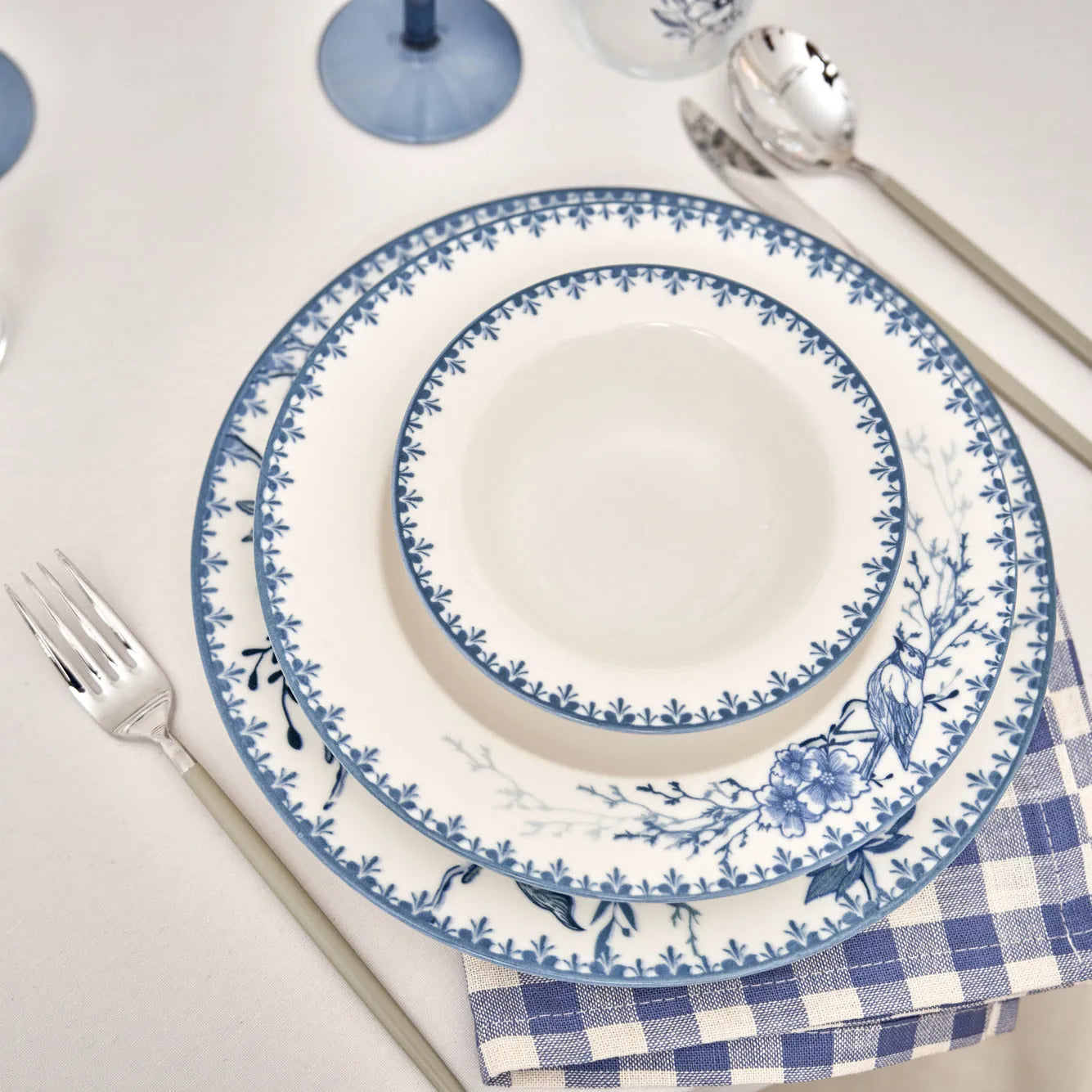 Bleu Blanc Porcelain Dinner Plate - 10.5" design detail
