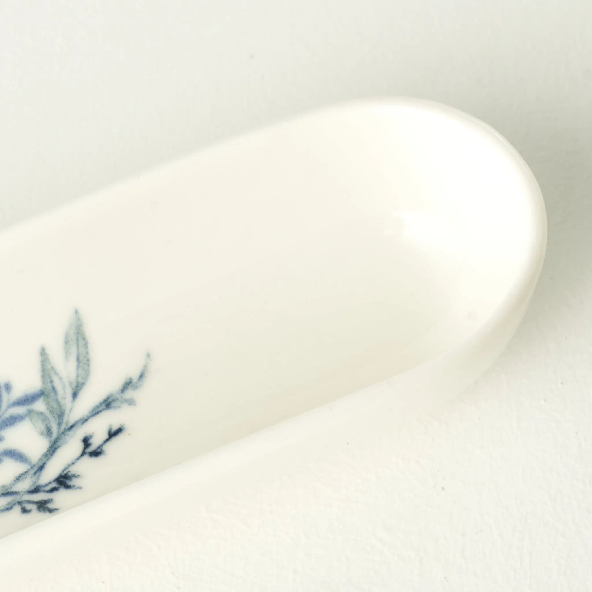 Bleu Blanc Porcelain Olive Tray texture detail