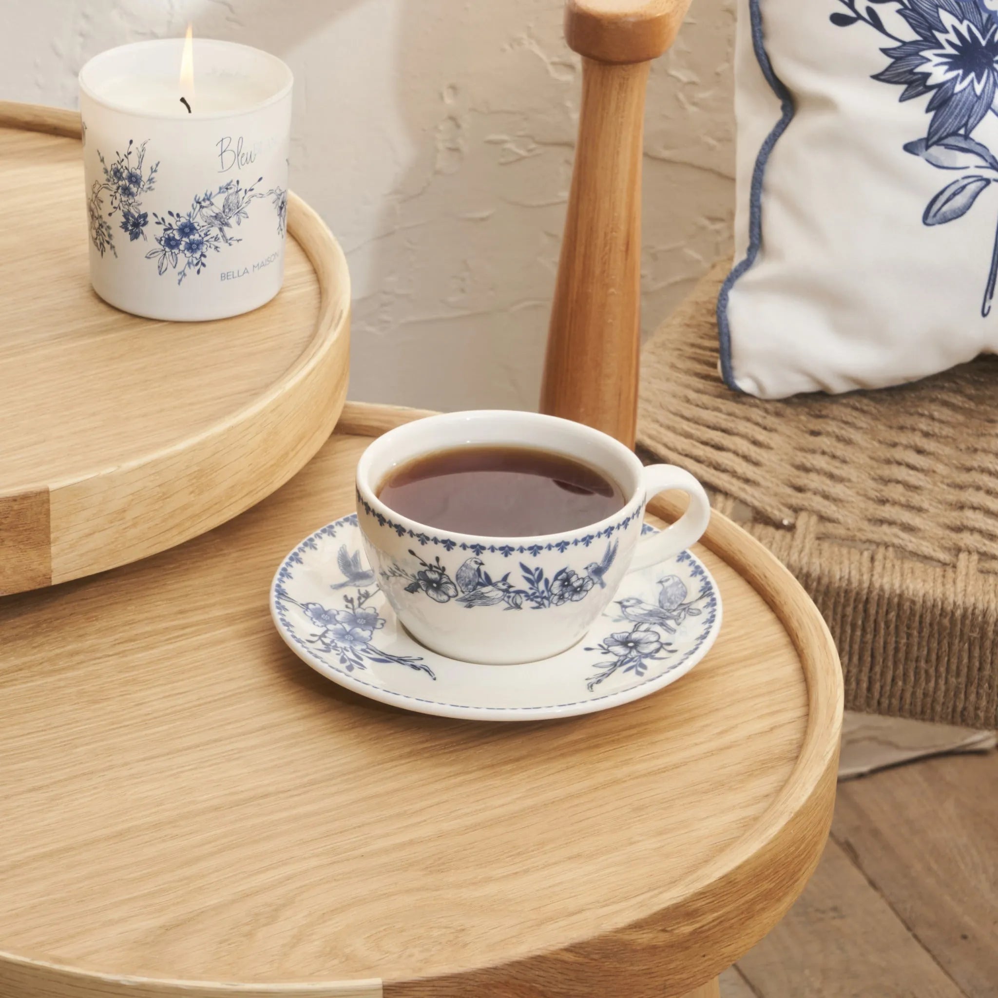 Bleu Blanc Porcelain Tea Cup (Set of 2) detail view