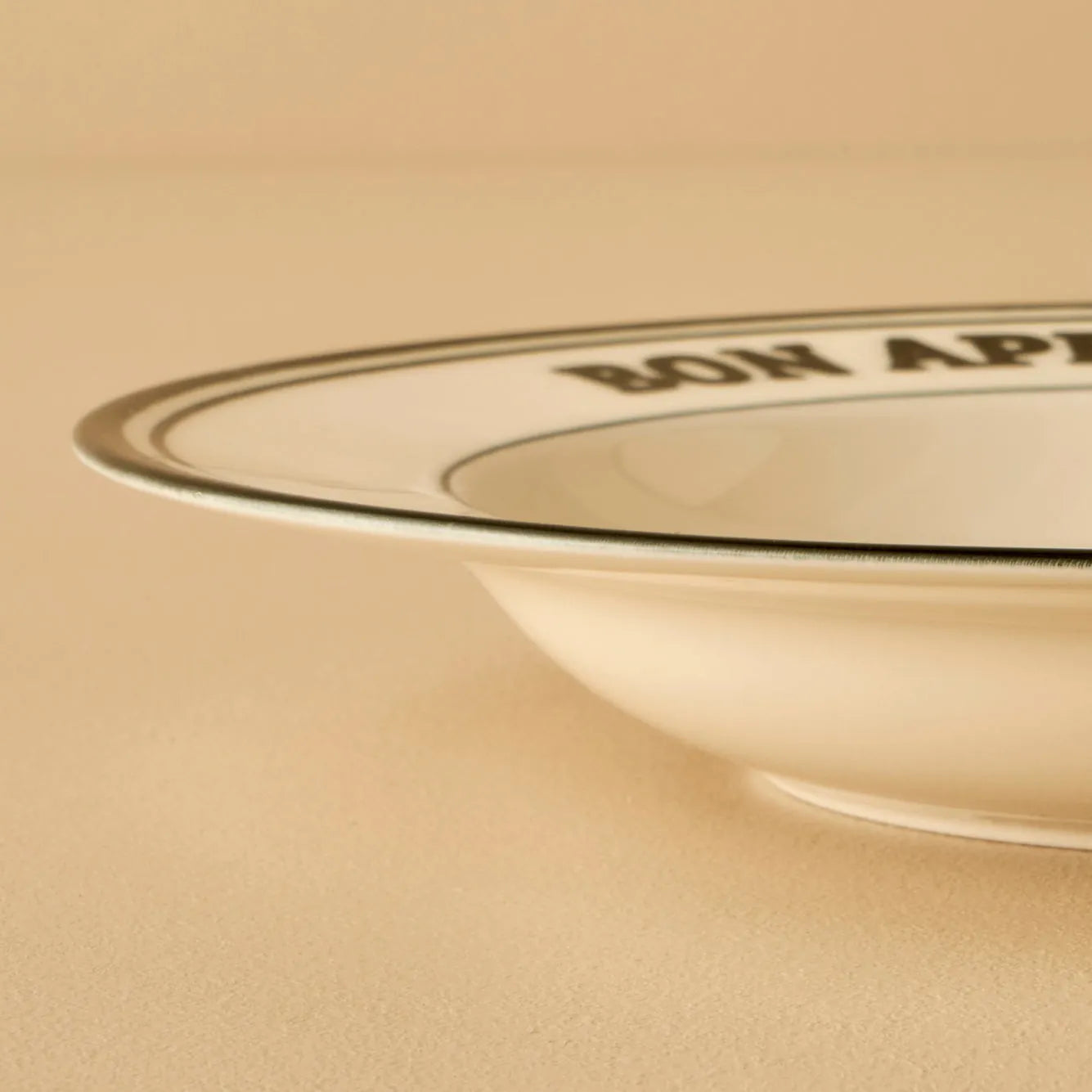 Bon Appetit 44 Piece Dinner & Breakfast Set texture detail