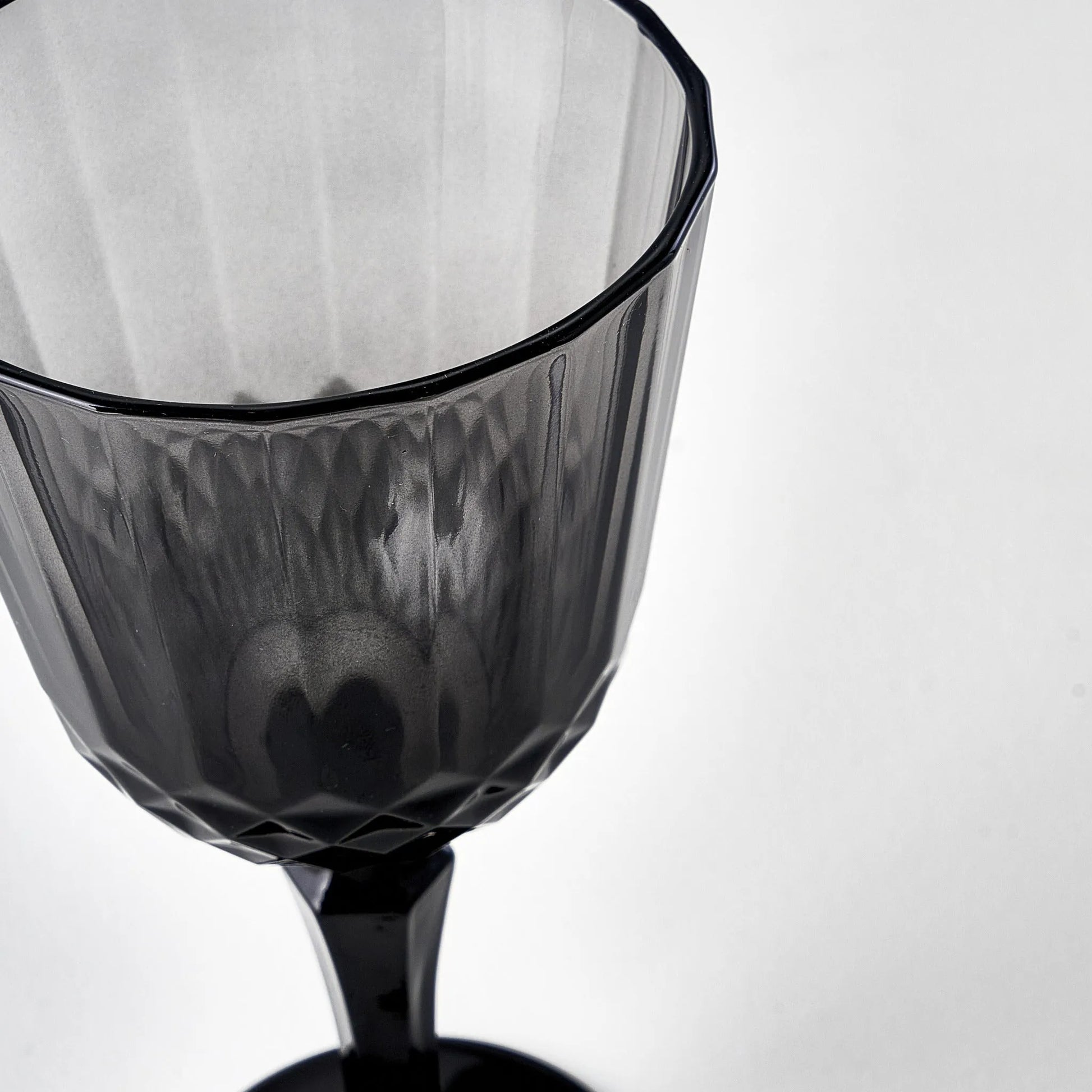 Colore Crystal Cut Wine Glass detail view
