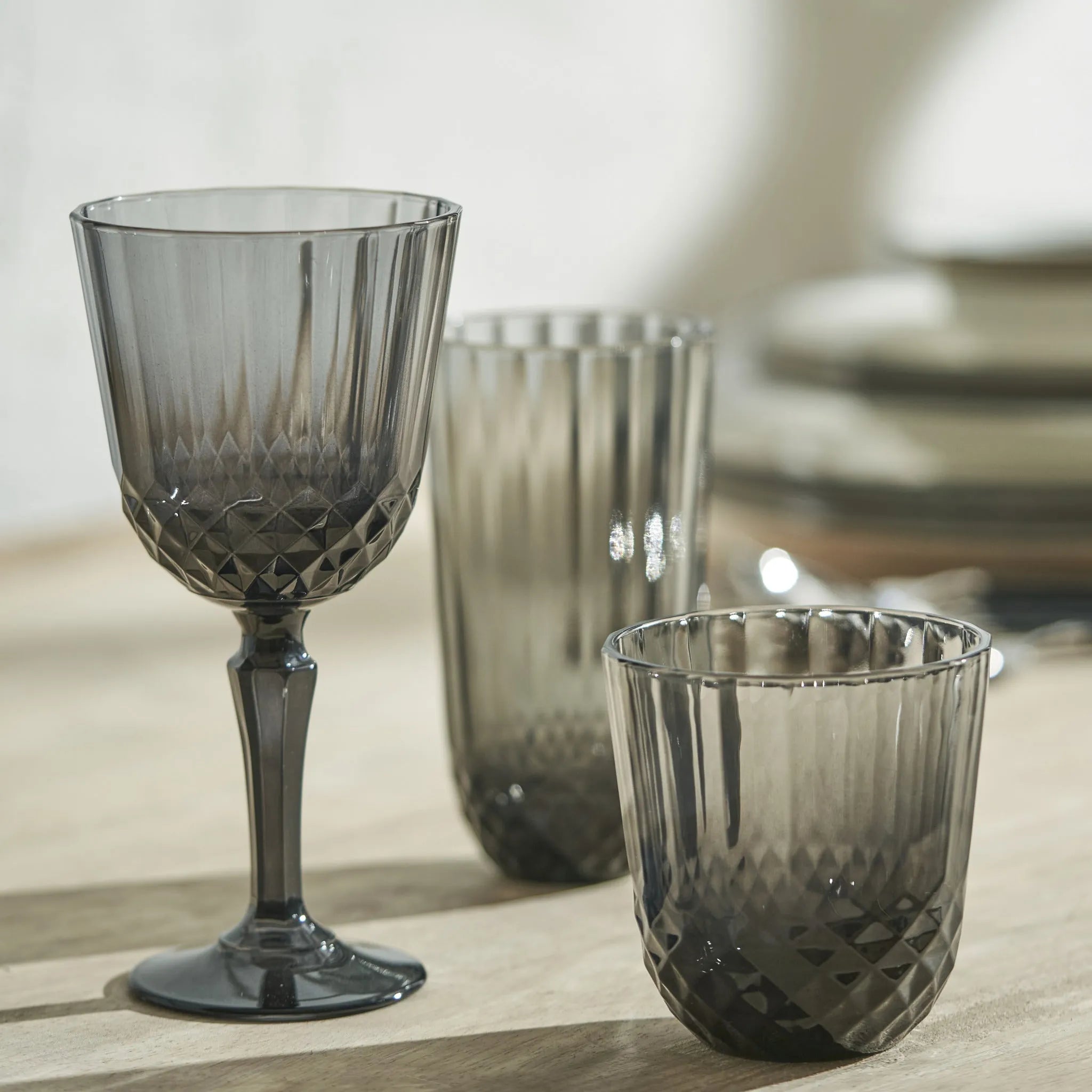 Colore Crystal Cut Wine Glass texture detail