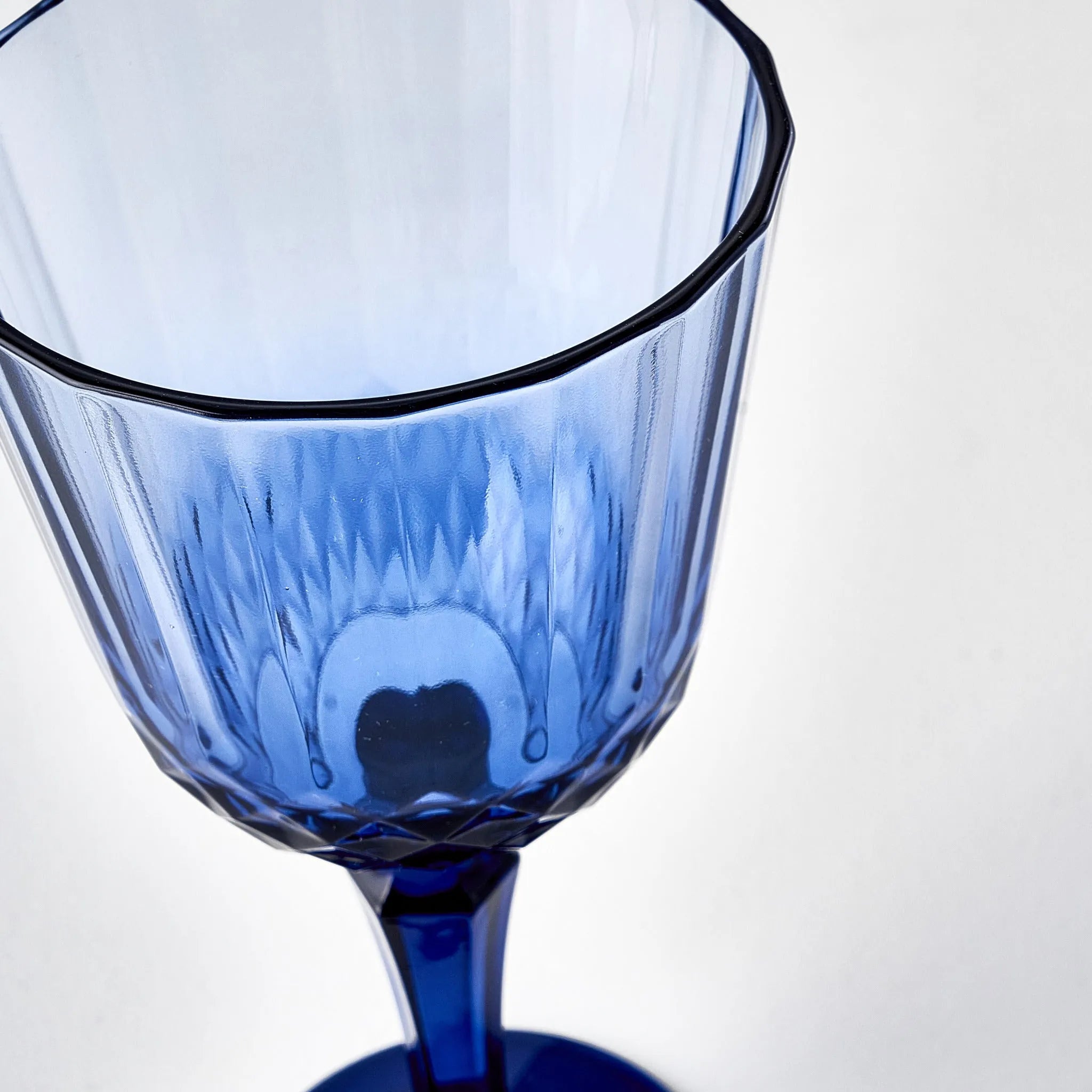 Colore Crystal Cut Wine Glass design detail