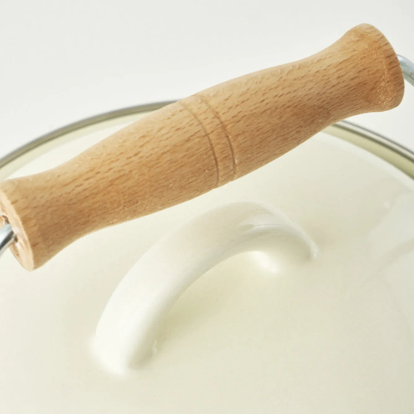 Cozy Printed Enamel Casserole Pot With Wooden Handle detail view