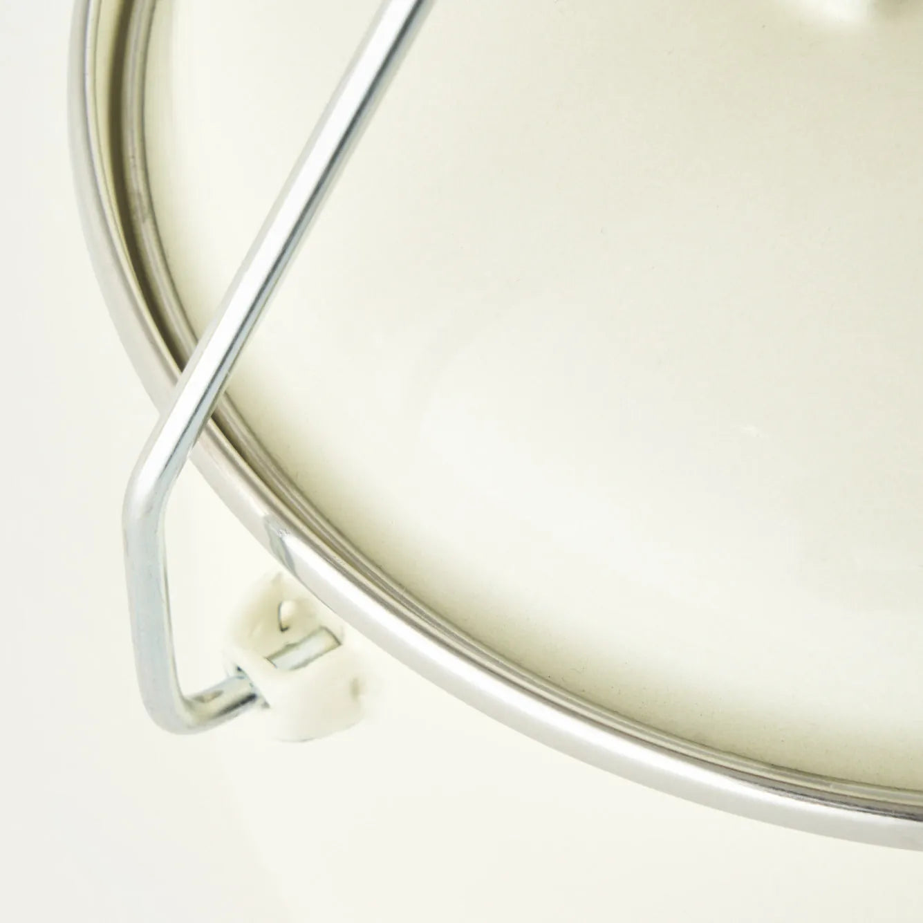 Cozy Printed Enamel Casserole Pot With Wooden Handle texture detail