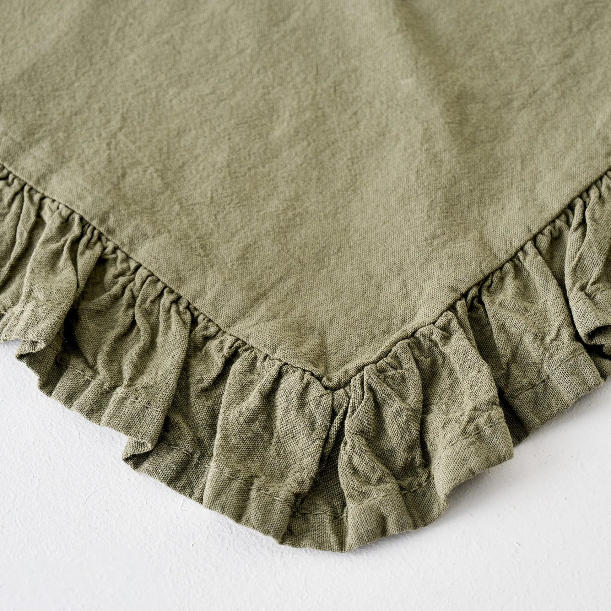 Elegance Cotton Ruffled Edge Placemat texture detail
