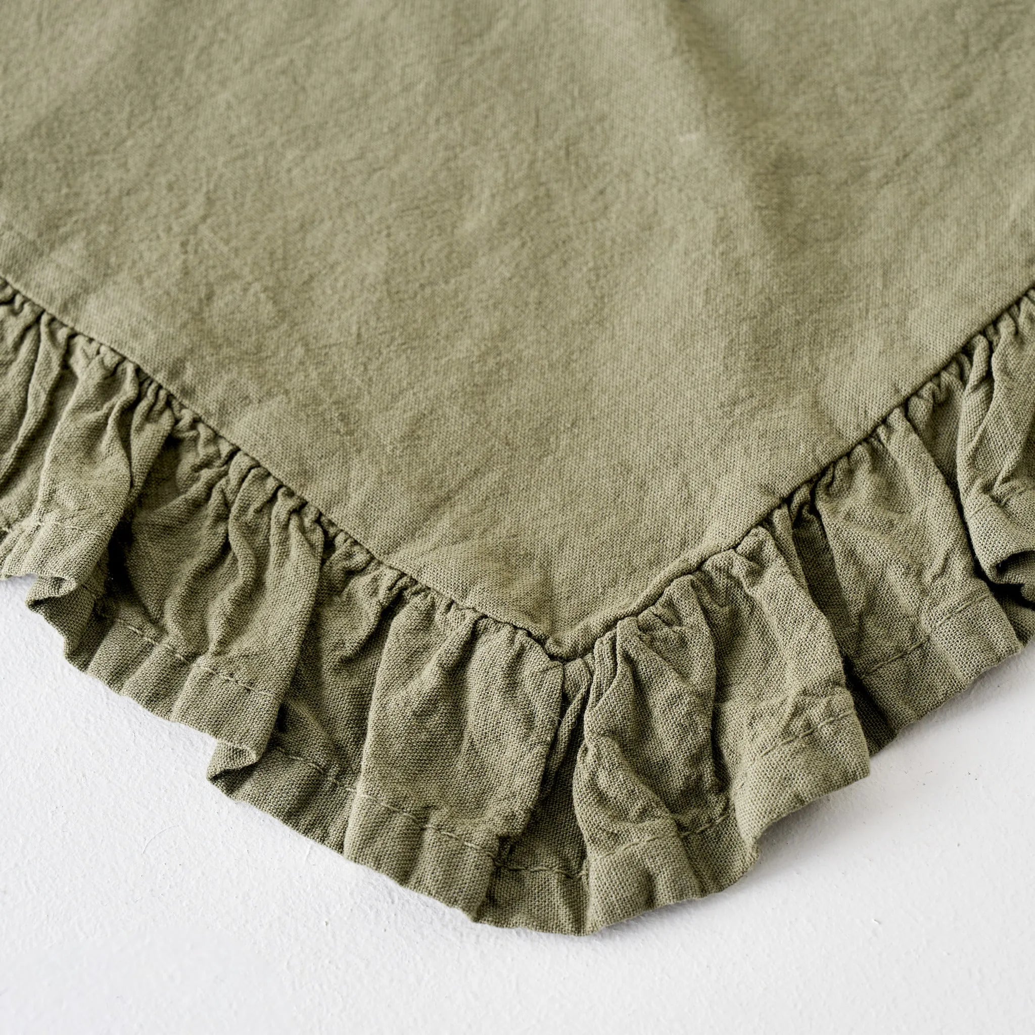 Elegance Cotton Ruffled Edge Placemat texture detail