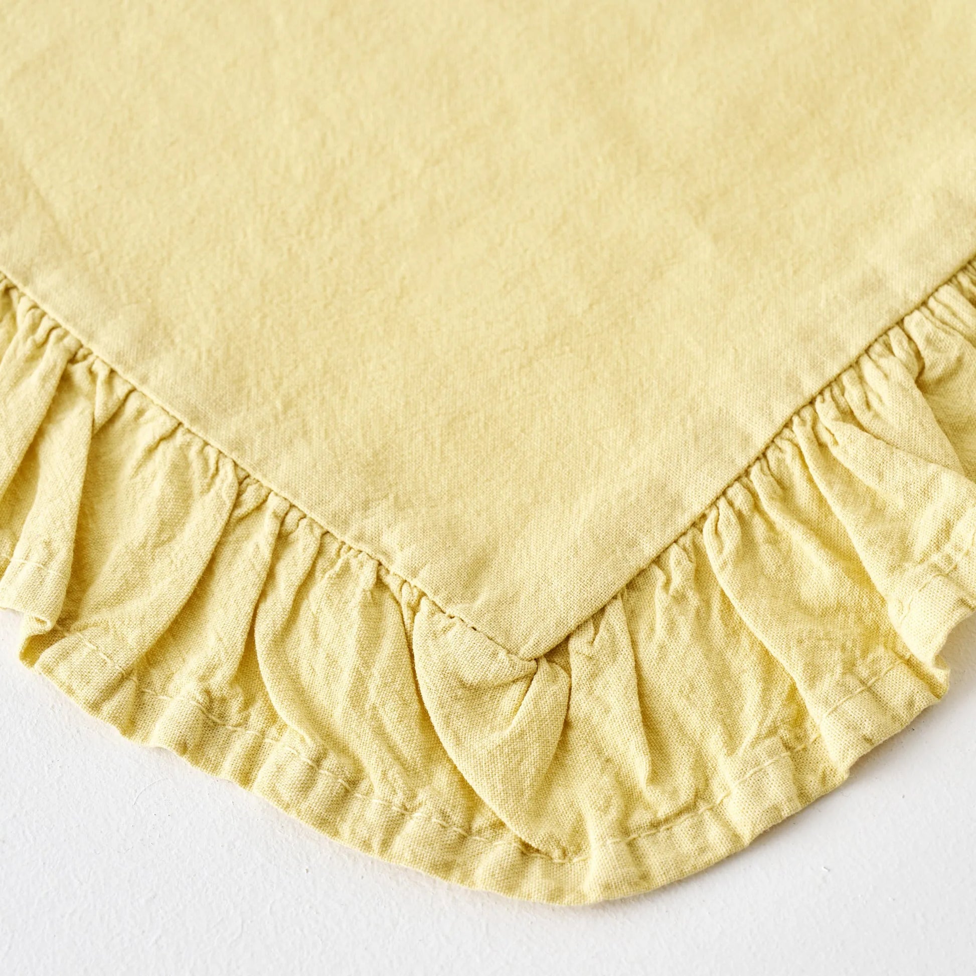 Elegance Cotton Ruffled Edge Placemat detail view