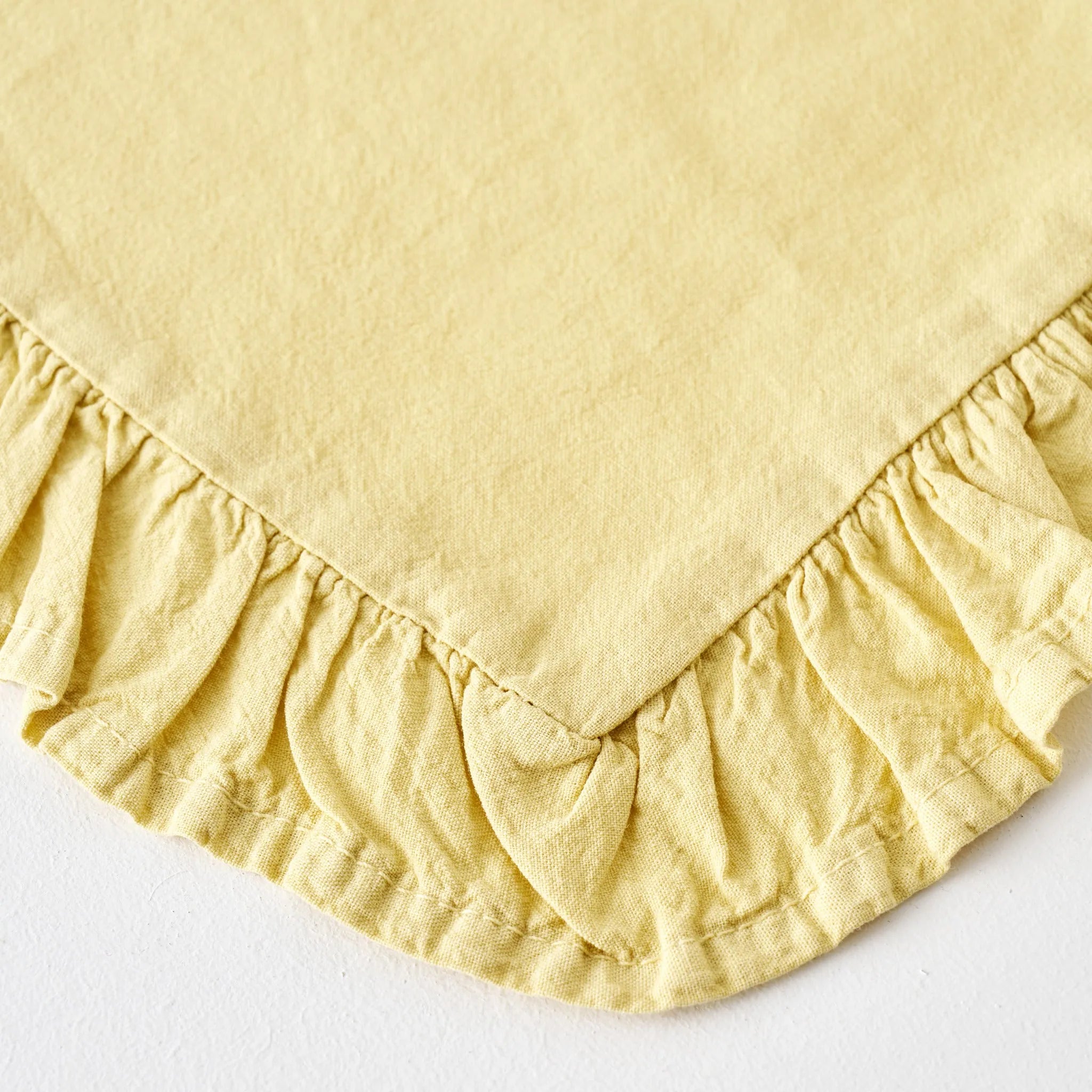 Elegance Cotton Ruffled Edge Placemat detail view