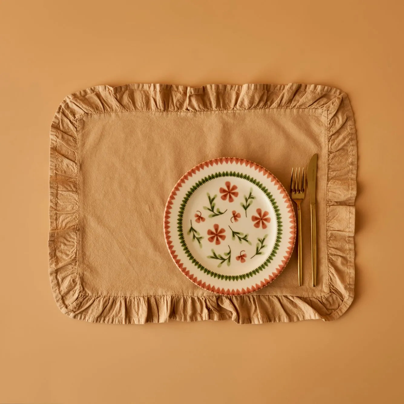 Elegance Cotton Ruffled Edge Placemat texture detail