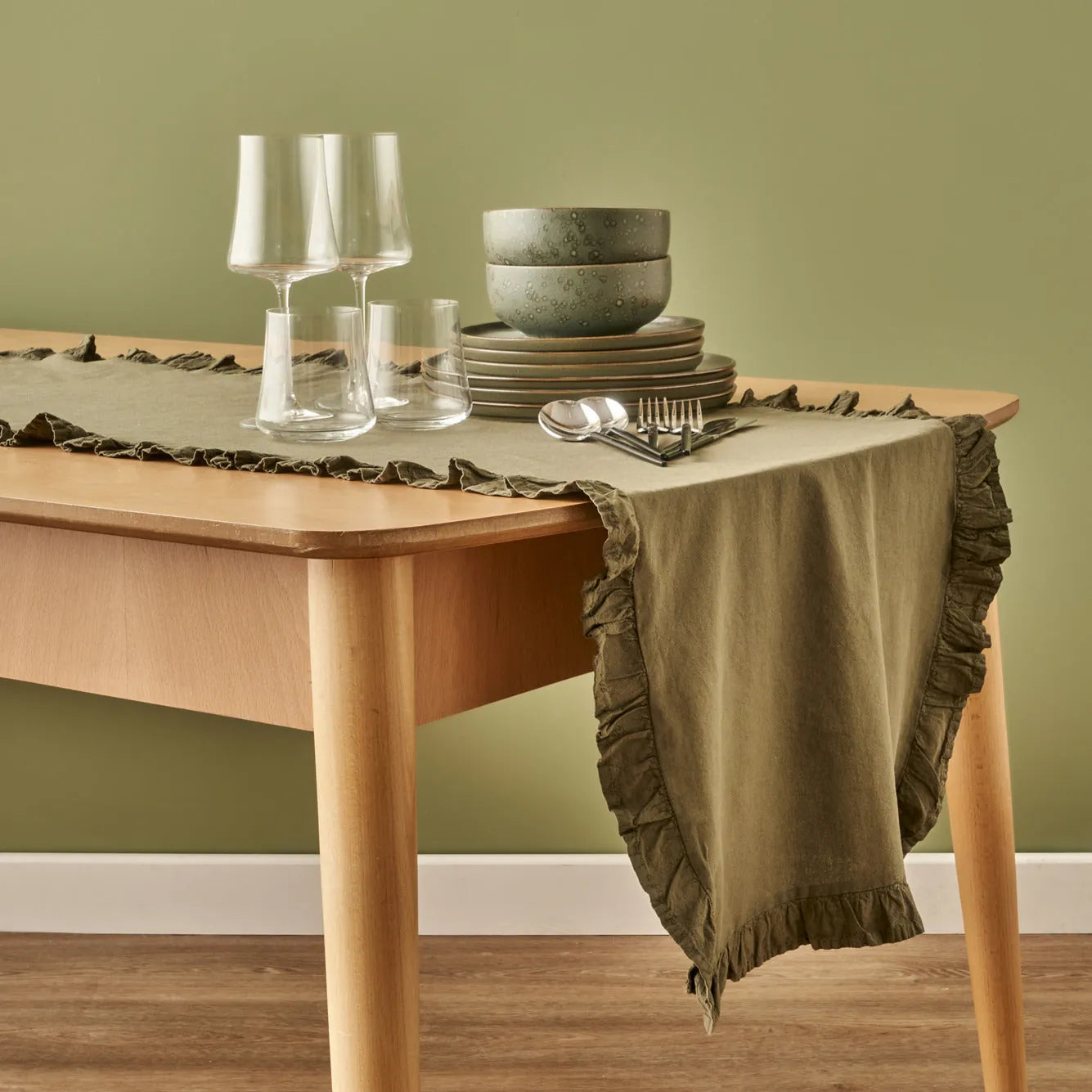 Elegance Ruffled Cotton Table Runner side view
