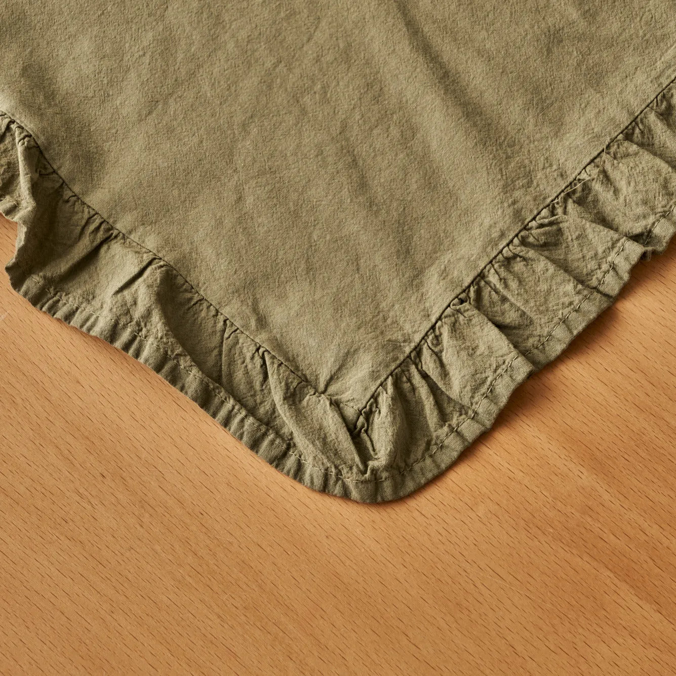 Elegance Ruffled Cotton Table Runner design detail