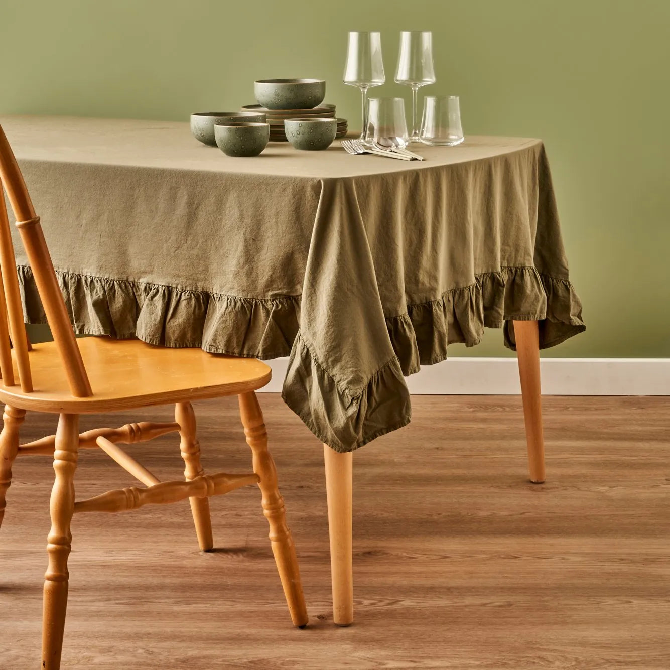 Elegance Ruffled Edge Tablecloth detail view