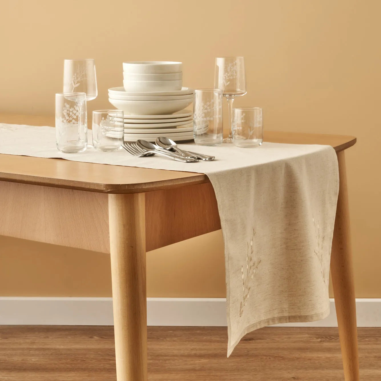 Exclusive Linen 14-Piece Tablecloth Set detail view