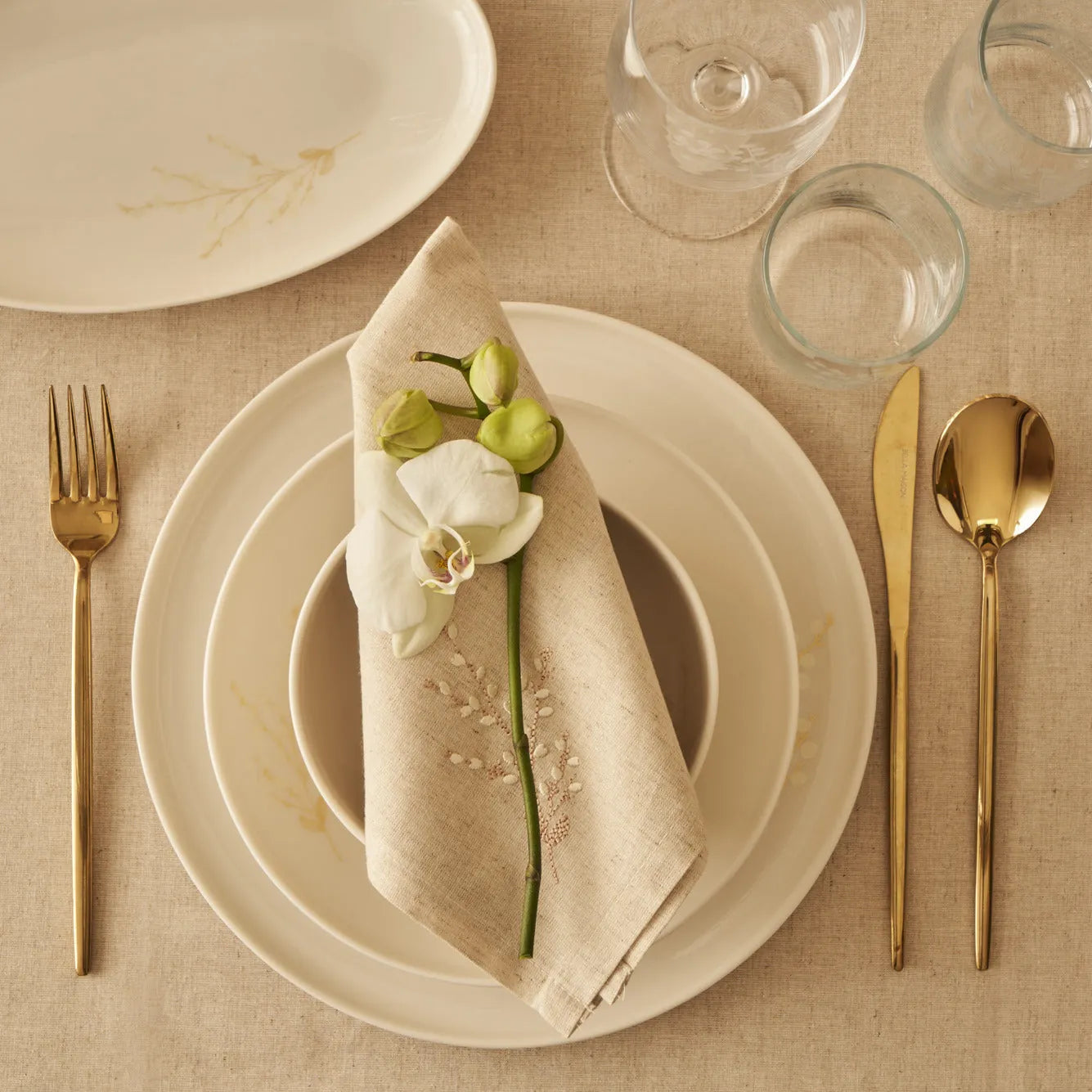 Exclusive Linen 14-Piece Tablecloth Set texture detail