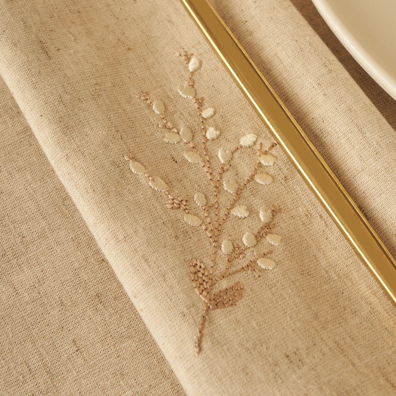 Exclusive Linen 14-Piece Tablecloth Set design detail