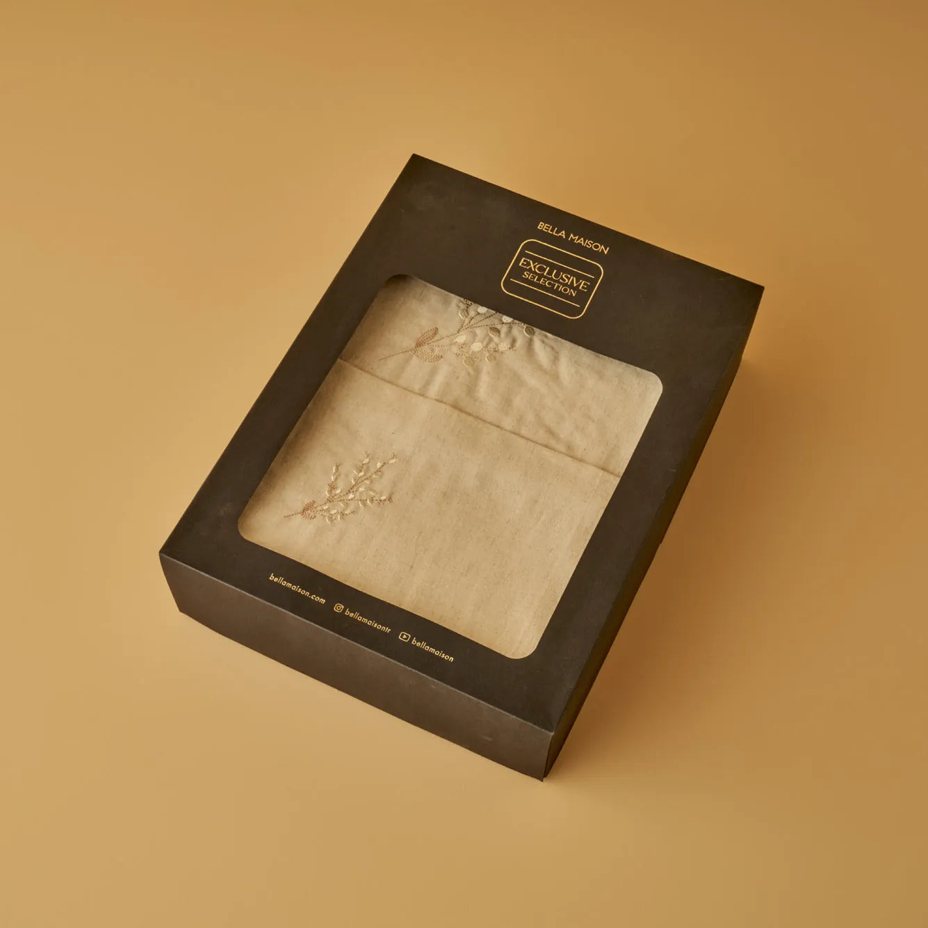 Exclusive Linen 14-Piece Tablecloth Set additional view