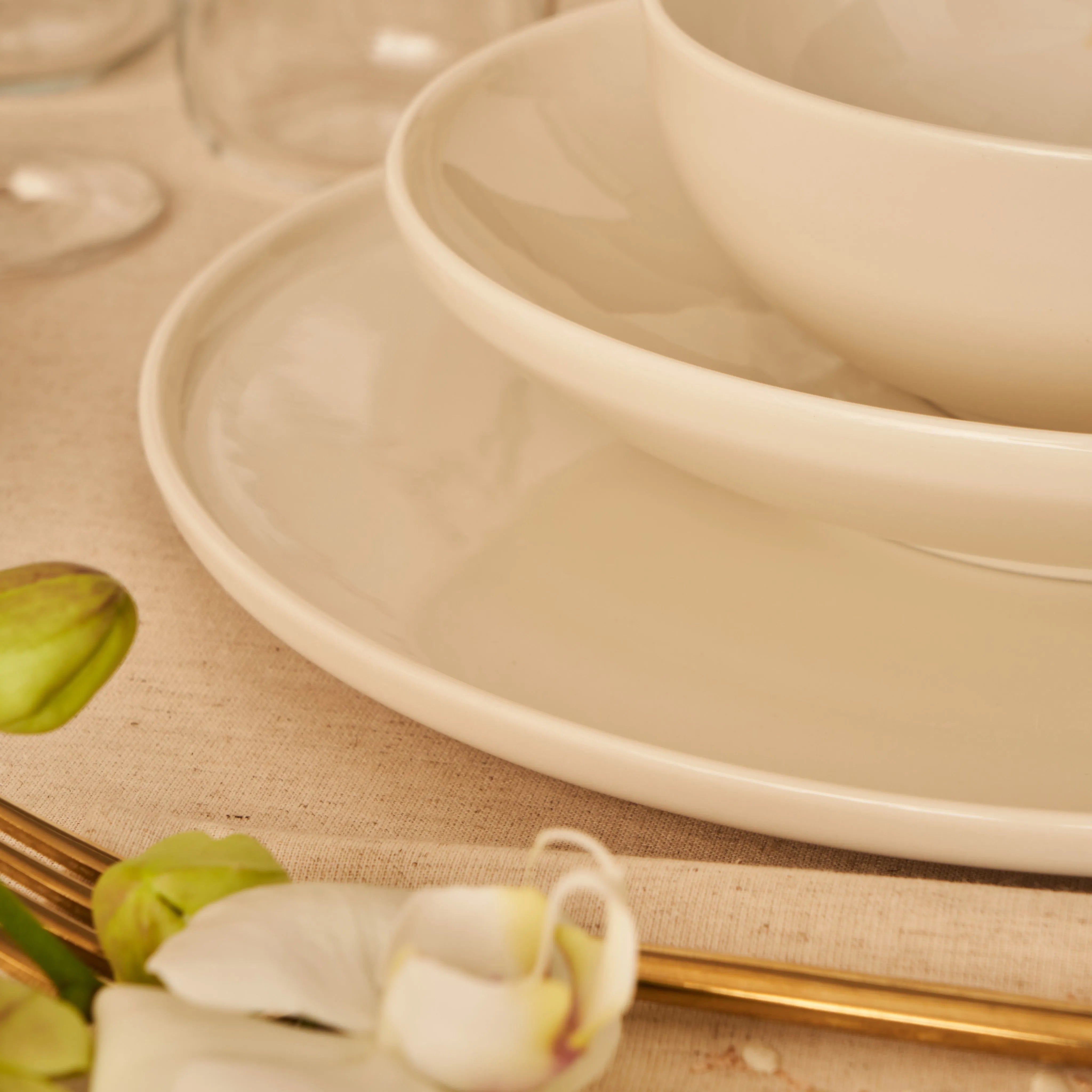 Exclusive Selection 29 Piece Porcelain Dinnerware Set additional view