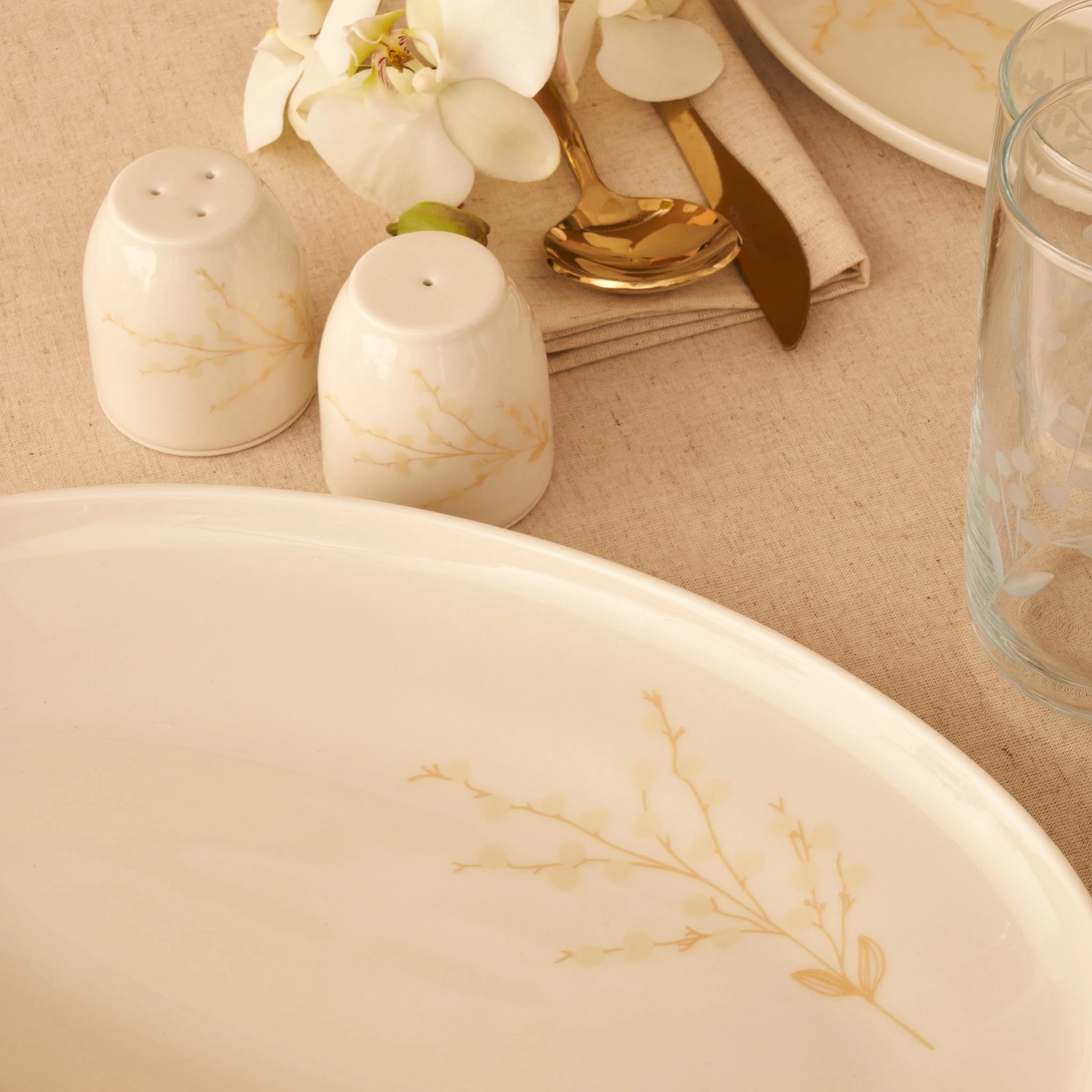 Exclusive Selection 29 Piece Porcelain Dinnerware Set additional view