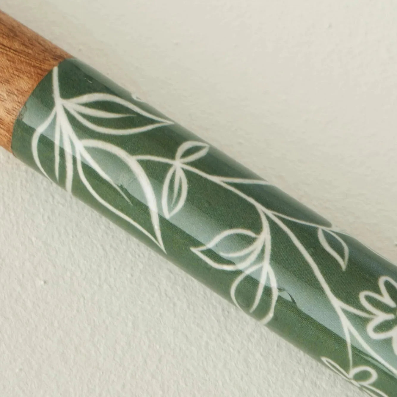 Floral Mango Wood Salad Serving Set (2 Pieces) texture detail