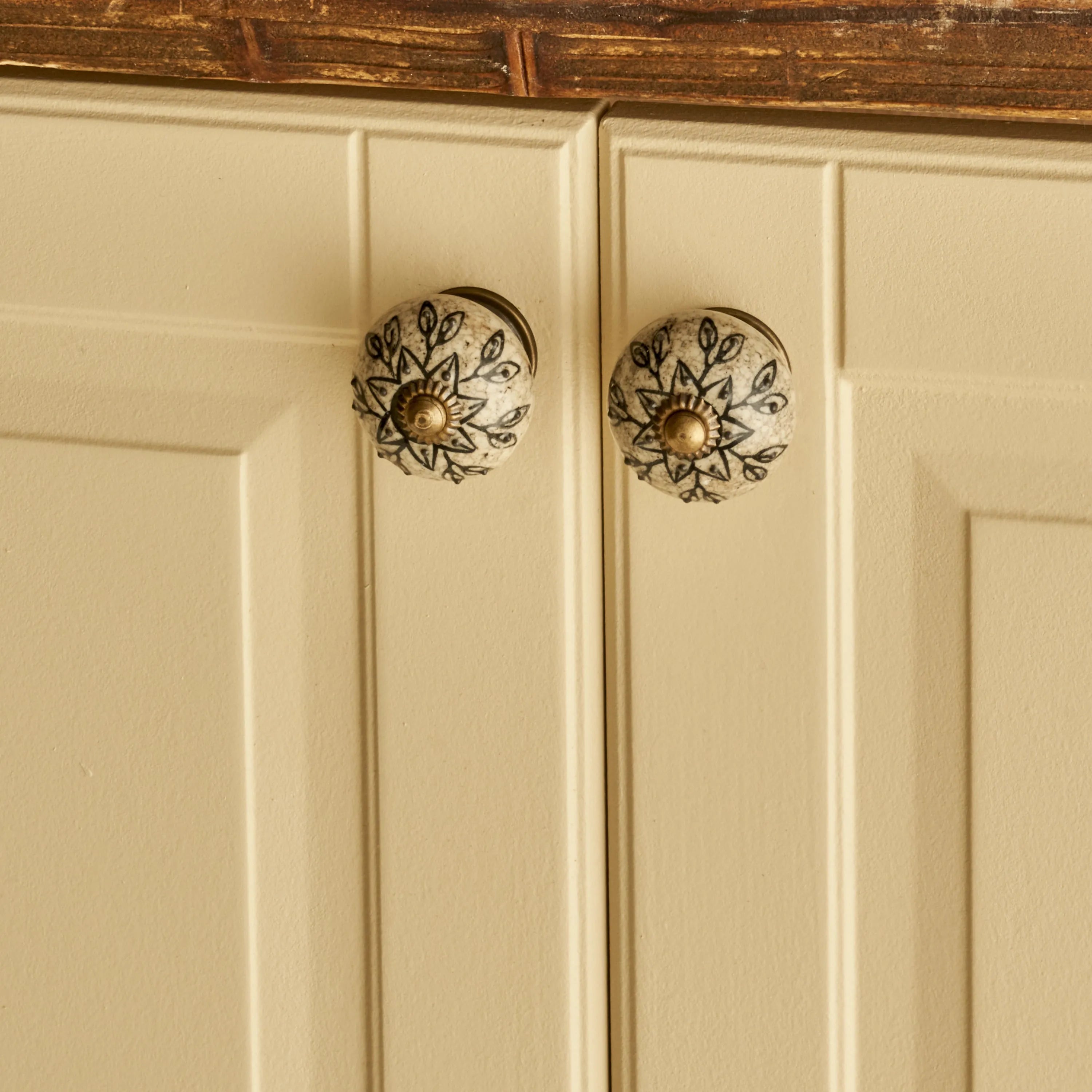 Gia Ceramic Cabinet Knobs (Set of 2) detail view